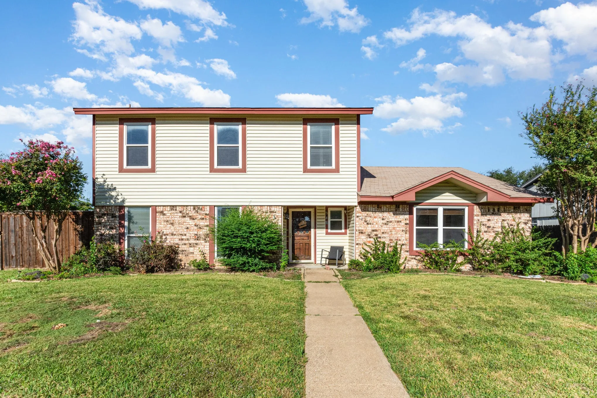 Single Family Residence For Sale in Denton County , 586 Abilene Drive, Lewisville, Texas 75067, 4 Bedroom, 2 Bathroom, 2 Garage spaces, 1,980 Sqft, built in 1980, mls#21393257, Real Estate Agent in Lewisville, Homes For Sale in Denton county, Homes For Sale in Lewisville, Realtor in Lewisville Texas, Real Estate Brokerage Independent Realty Texas, Luminita Cordes Realtor