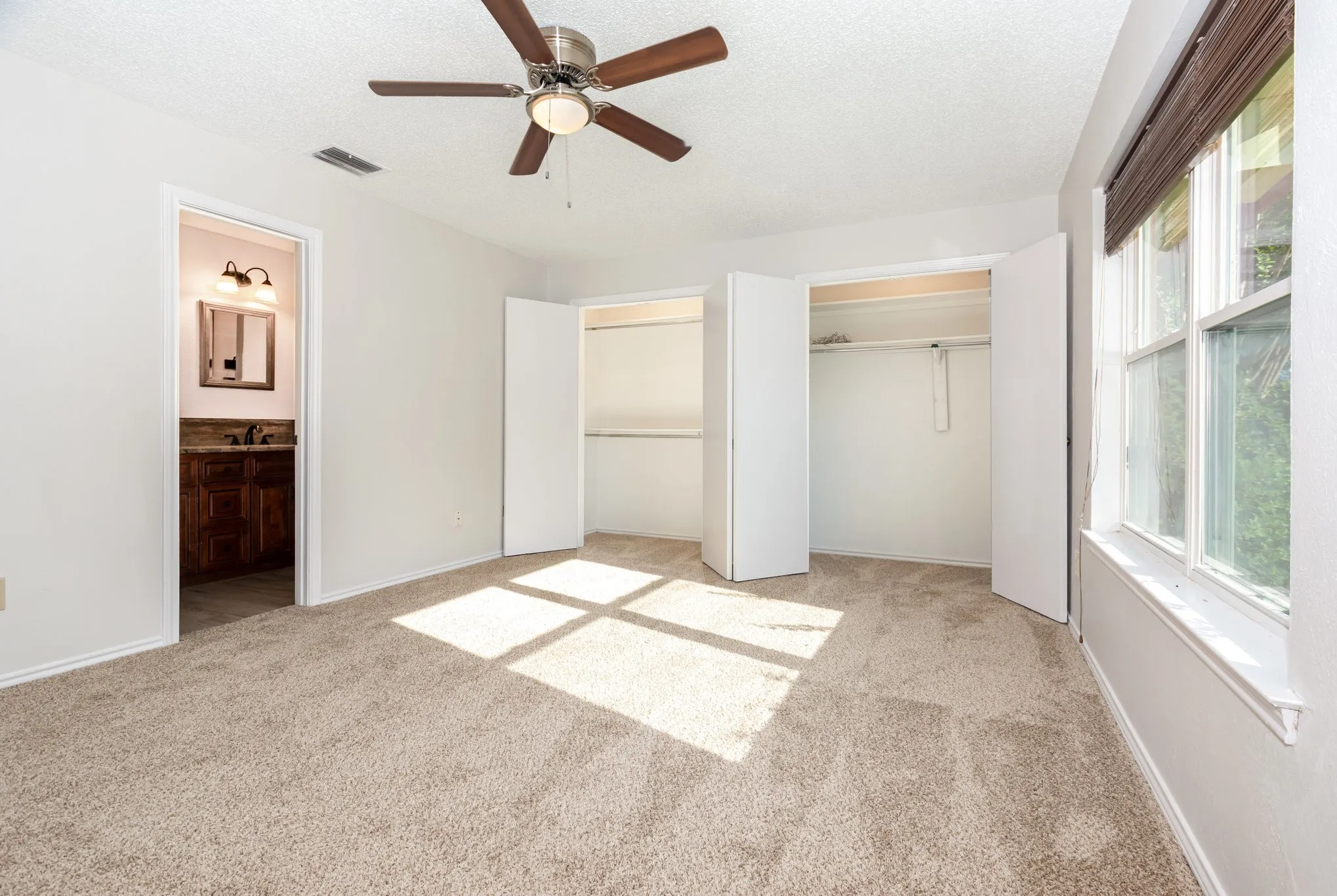 Single Family Residence For Sale in Denton County , 586 Abilene Drive, Lewisville, Texas 75067, 4 Bedroom, 2 Bathroom, 2 Garage spaces, 1,980 Sqft, built in 1980, mls#21393257, Real Estate Agent in Lewisville, Homes For Sale in Denton county, Homes For Sale in Lewisville, Realtor in Lewisville Texas, Real Estate Brokerage Independent Realty Texas, Luminita Cordes Realtor