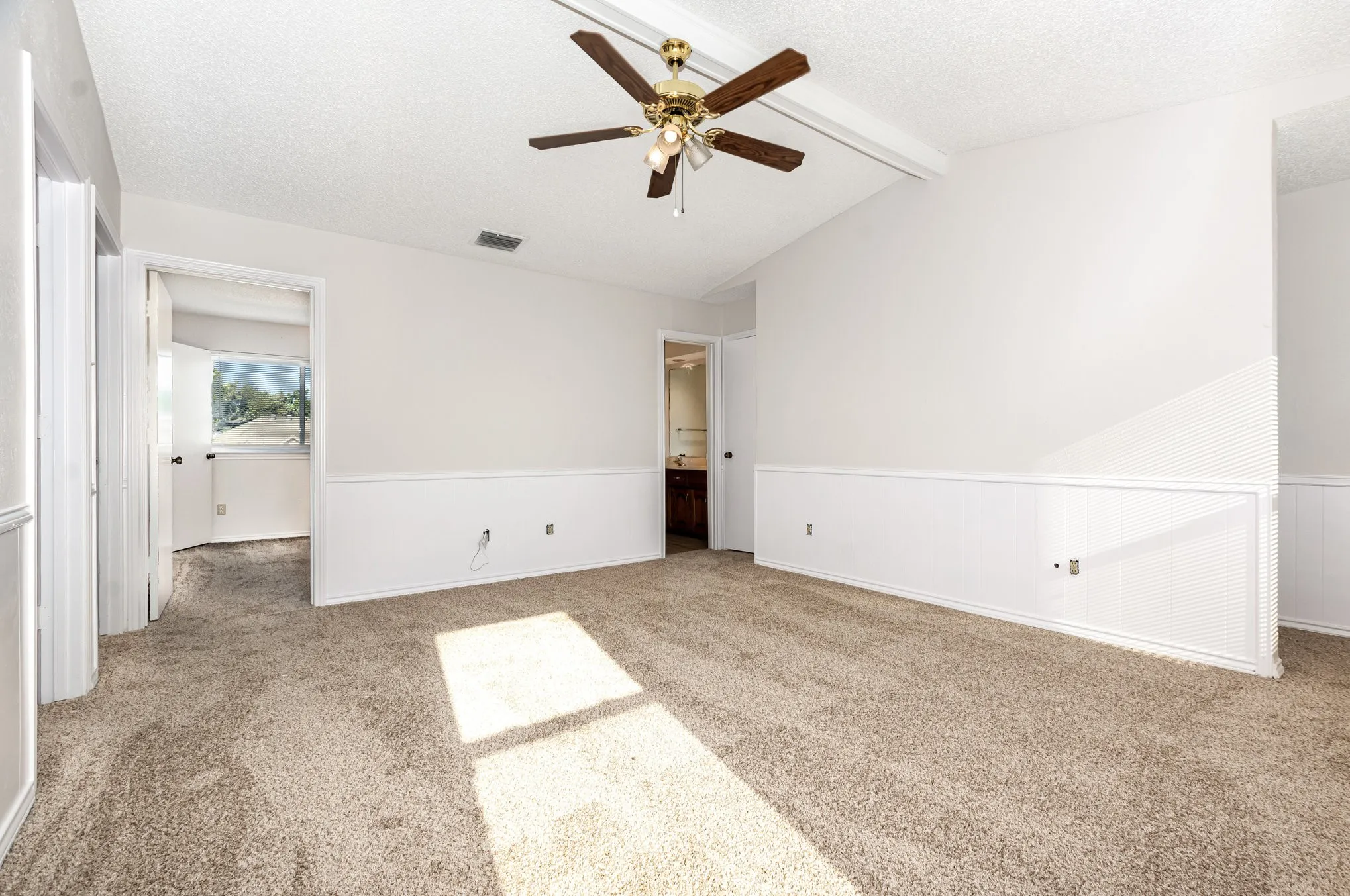 Single Family Residence For Sale in Denton County , 586 Abilene Drive, Lewisville, Texas 75067, 4 Bedroom, 2 Bathroom, 2 Garage spaces, 1,980 Sqft, built in 1980, mls#21393257, Real Estate Agent in Lewisville, Homes For Sale in Denton county, Homes For Sale in Lewisville, Realtor in Lewisville Texas, Real Estate Brokerage Independent Realty Texas, Luminita Cordes Realtor
