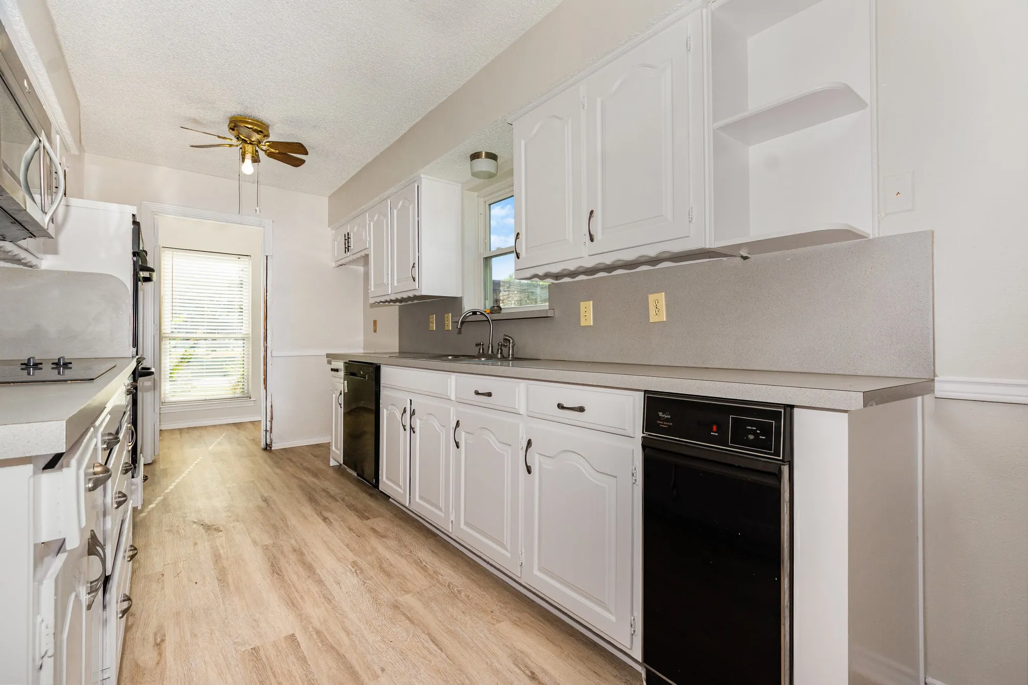 Single Family Residence For Sale in Denton County , 586 Abilene Drive, Lewisville, Texas 75067, 4 Bedroom, 2 Bathroom, 2 Garage spaces, 1,980 Sqft, built in 1980, mls#21393257, Real Estate Agent in Lewisville, Homes For Sale in Denton county, Homes For Sale in Lewisville, Realtor in Lewisville Texas, Real Estate Brokerage Independent Realty Texas, Luminita Cordes Realtor