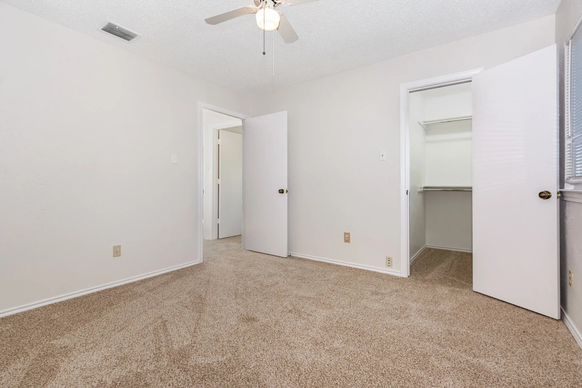 Single Family Residence For Sale in Denton County , 586 Abilene Drive, Lewisville, Texas 75067, 4 Bedroom, 2 Bathroom, 2 Garage spaces, 1,980 Sqft, built in 1980, mls#21393257, Real Estate Agent in Lewisville, Homes For Sale in Denton county, Homes For Sale in Lewisville, Realtor in Lewisville Texas, Real Estate Brokerage Independent Realty Texas, Luminita Cordes Realtor