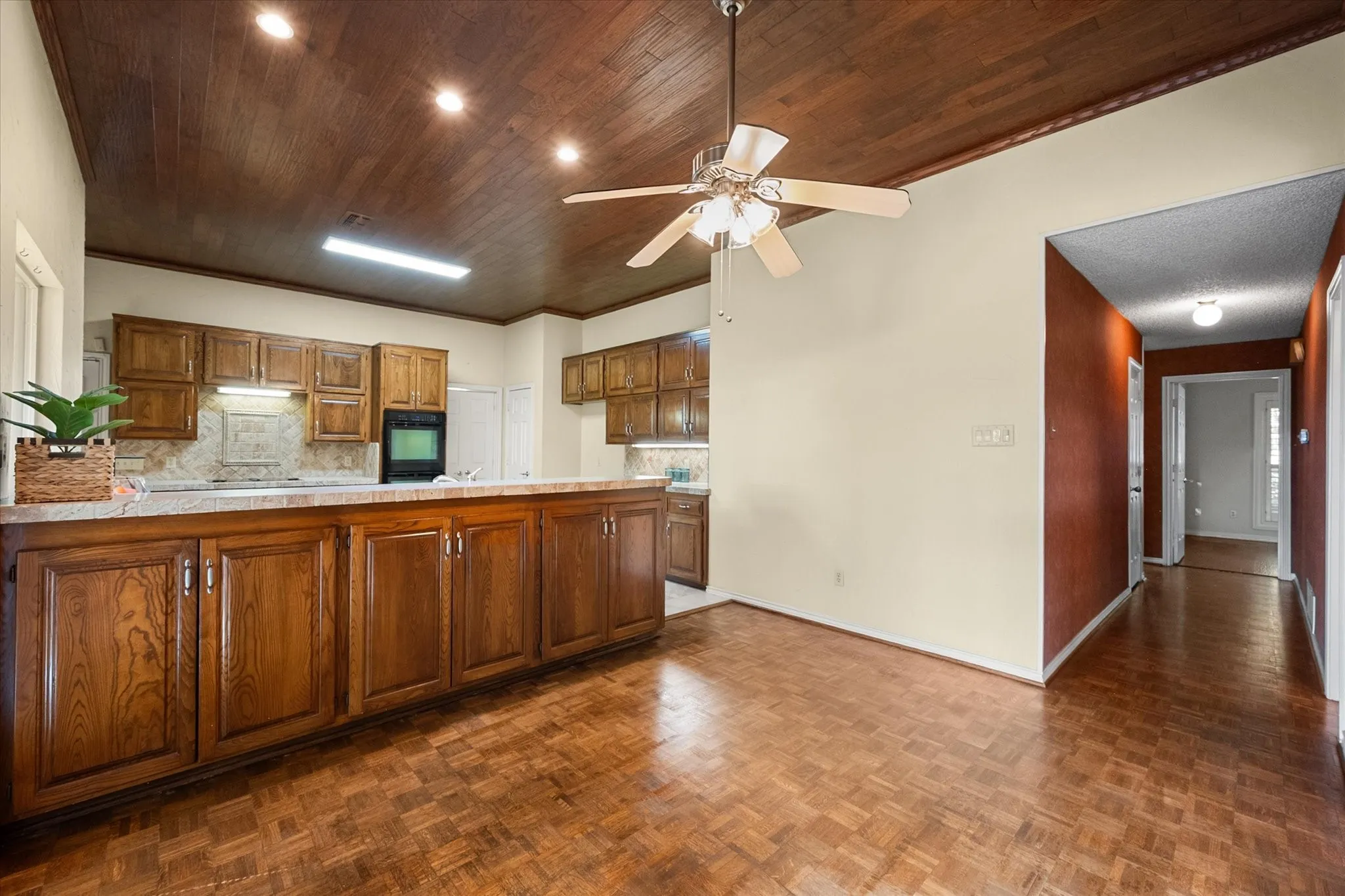 Single Family Residence For Sale in Tarrant County , 2109 Van Hook Court, Arlington, Texas 76013, 4 Bedroom, 4 Bathroom, 2 Garage spaces, 2,828 Sqft, built in 1981, mls#21382762, Real Estate Agent in Arlington, Homes For Sale in Tarrant county, Homes For Sale in Arlington, Realtor in Arlington Texas, Real Estate Brokerage Independent Realty Texas, Luminita Cordes Realtor