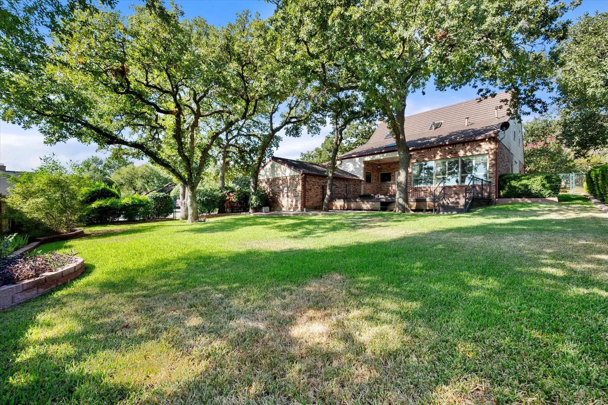Single Family Residence For Sale in Tarrant County , 2109 Van Hook Court, Arlington, Texas 76013, 4 Bedroom, 4 Bathroom, 2 Garage spaces, 2,828 Sqft, built in 1981, mls#21382762, Real Estate Agent in Arlington, Homes For Sale in Tarrant county, Homes For Sale in Arlington, Realtor in Arlington Texas, Real Estate Brokerage Independent Realty Texas, Luminita Cordes Realtor