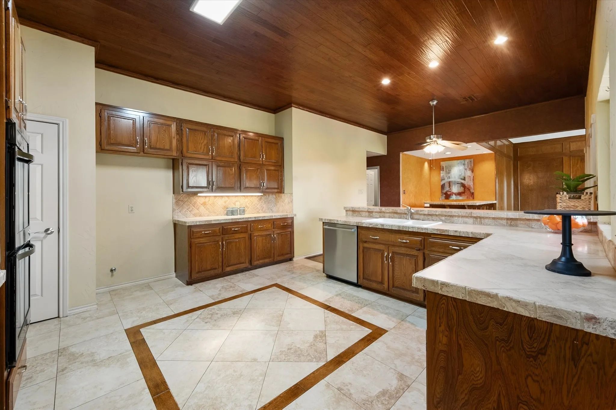 Single Family Residence For Sale in Tarrant County , 2109 Van Hook Court, Arlington, Texas 76013, 4 Bedroom, 4 Bathroom, 2 Garage spaces, 2,828 Sqft, built in 1981, mls#21382762, Real Estate Agent in Arlington, Homes For Sale in Tarrant county, Homes For Sale in Arlington, Realtor in Arlington Texas, Real Estate Brokerage Independent Realty Texas, Luminita Cordes Realtor