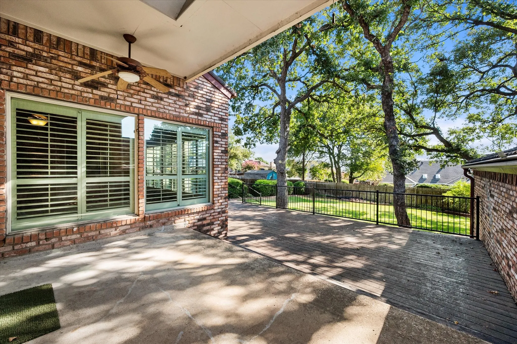 Covered back patio with a large expanded deck.