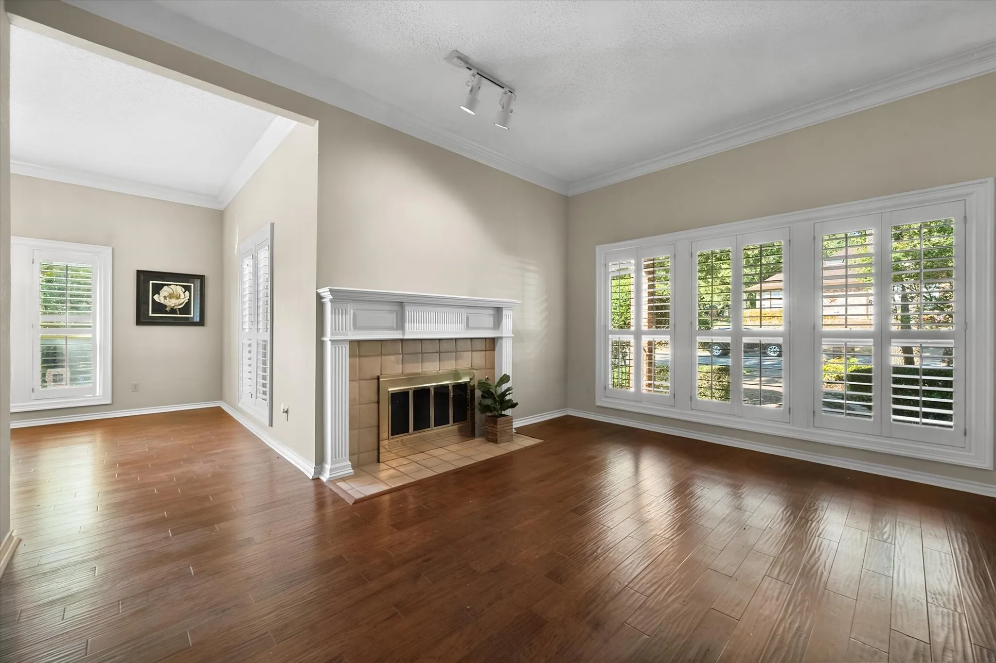 Single Family Residence For Sale in Tarrant County , 2109 Van Hook Court, Arlington, Texas 76013, 4 Bedroom, 4 Bathroom, 2 Garage spaces, 2,828 Sqft, built in 1981, mls#21382762, Real Estate Agent in Arlington, Homes For Sale in Tarrant county, Homes For Sale in Arlington, Realtor in Arlington Texas, Real Estate Brokerage Independent Realty Texas, Luminita Cordes Realtor