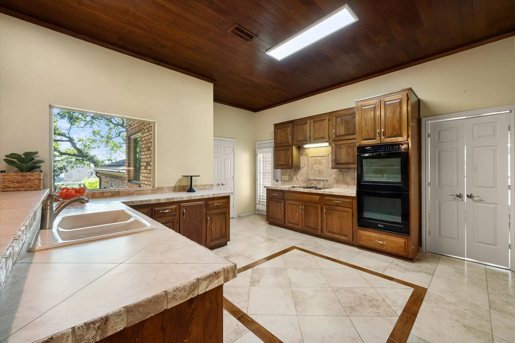 Single Family Residence For Sale in Tarrant County , 2109 Van Hook Court, Arlington, Texas 76013, 4 Bedroom, 4 Bathroom, 2 Garage spaces, 2,828 Sqft, built in 1981, mls#21382762, Real Estate Agent in Arlington, Homes For Sale in Tarrant county, Homes For Sale in Arlington, Realtor in Arlington Texas, Real Estate Brokerage Independent Realty Texas, Luminita Cordes Realtor