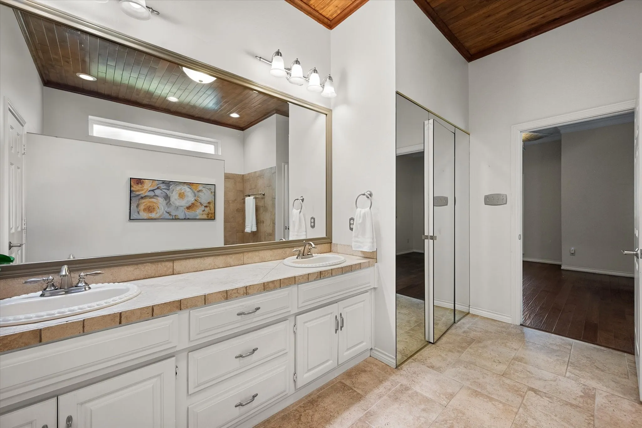 Single Family Residence For Sale in Tarrant County , 2109 Van Hook Court, Arlington, Texas 76013, 4 Bedroom, 4 Bathroom, 2 Garage spaces, 2,828 Sqft, built in 1981, mls#21382762, Real Estate Agent in Arlington, Homes For Sale in Tarrant county, Homes For Sale in Arlington, Realtor in Arlington Texas, Real Estate Brokerage Independent Realty Texas, Luminita Cordes Realtor