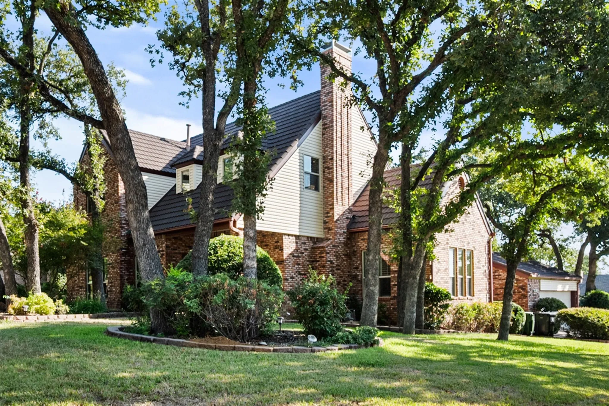 Single Family Residence For Sale in Tarrant County , 2109 Van Hook Court, Arlington, Texas 76013, 4 Bedroom, 4 Bathroom, 2 Garage spaces, 2,828 Sqft, built in 1981, mls#21382762, Real Estate Agent in Arlington, Homes For Sale in Tarrant county, Homes For Sale in Arlington, Realtor in Arlington Texas, Real Estate Brokerage Independent Realty Texas, Luminita Cordes Realtor