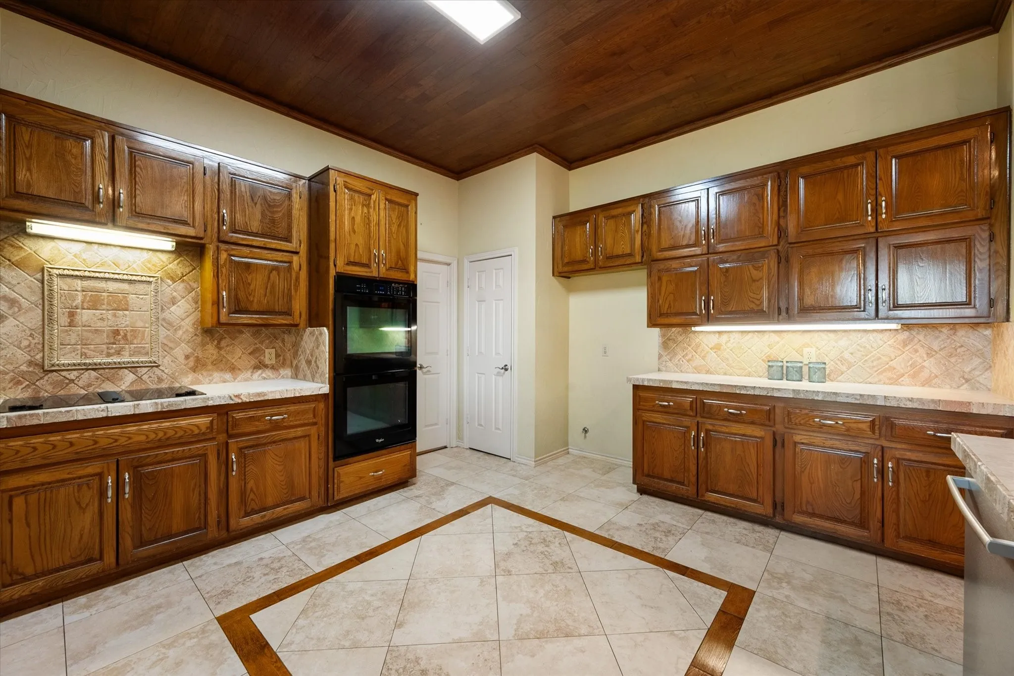 Single Family Residence For Sale in Tarrant County , 2109 Van Hook Court, Arlington, Texas 76013, 4 Bedroom, 4 Bathroom, 2 Garage spaces, 2,828 Sqft, built in 1981, mls#21382762, Real Estate Agent in Arlington, Homes For Sale in Tarrant county, Homes For Sale in Arlington, Realtor in Arlington Texas, Real Estate Brokerage Independent Realty Texas, Luminita Cordes Realtor