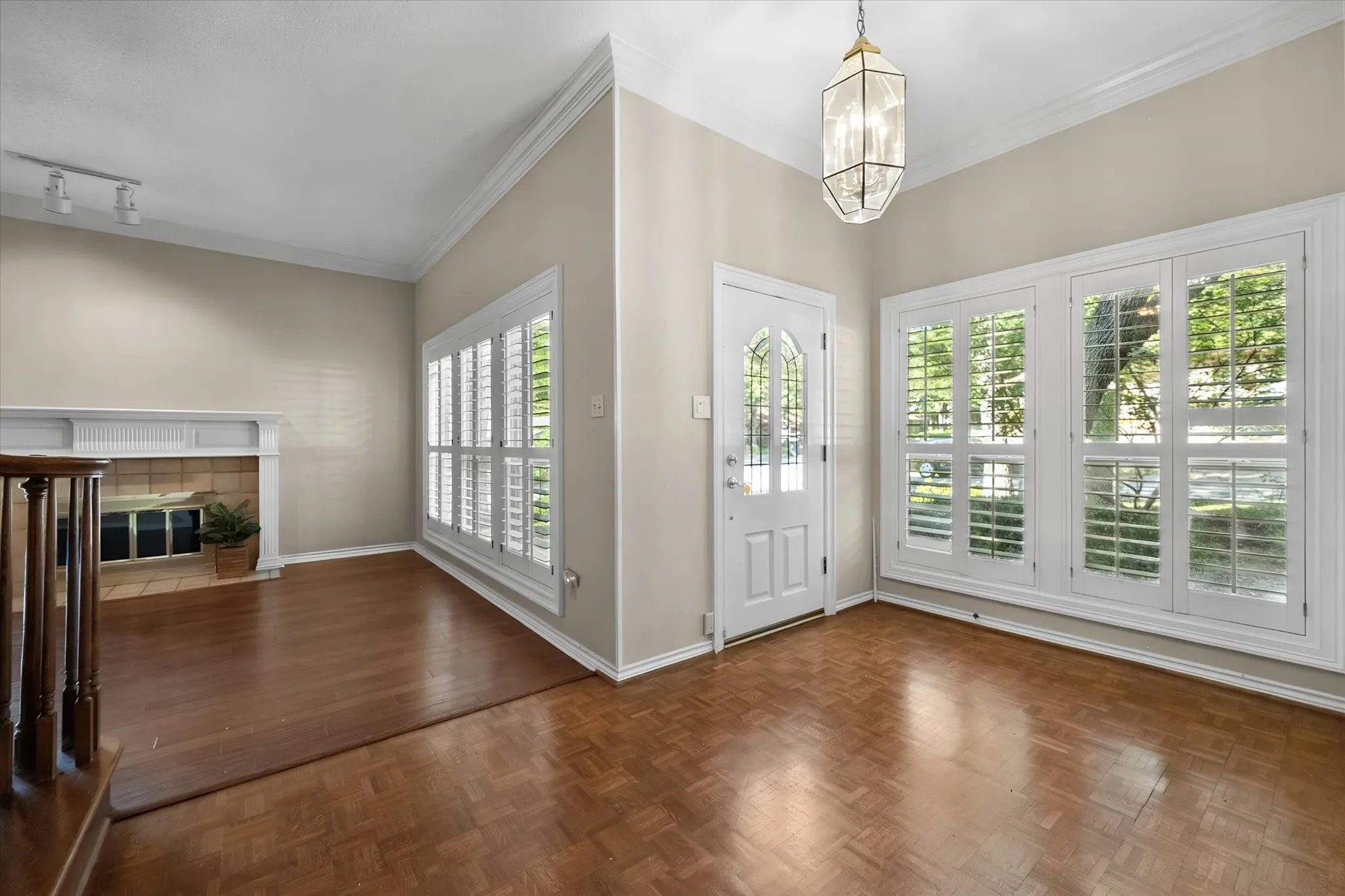 Single Family Residence For Sale in Tarrant County , 2109 Van Hook Court, Arlington, Texas 76013, 4 Bedroom, 4 Bathroom, 2 Garage spaces, 2,828 Sqft, built in 1981, mls#21382762, Real Estate Agent in Arlington, Homes For Sale in Tarrant county, Homes For Sale in Arlington, Realtor in Arlington Texas, Real Estate Brokerage Independent Realty Texas, Luminita Cordes Realtor