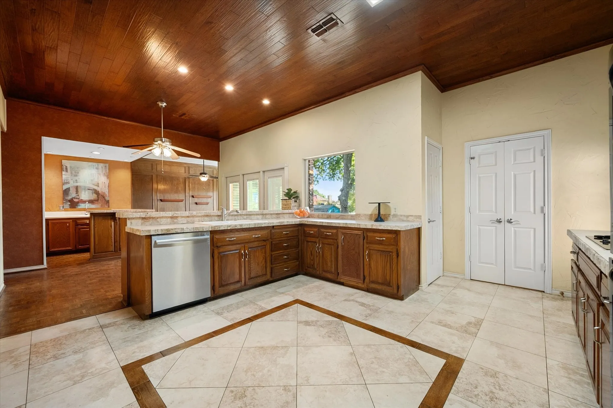 Single Family Residence For Sale in Tarrant County , 2109 Van Hook Court, Arlington, Texas 76013, 4 Bedroom, 4 Bathroom, 2 Garage spaces, 2,828 Sqft, built in 1981, mls#21382762, Real Estate Agent in Arlington, Homes For Sale in Tarrant county, Homes For Sale in Arlington, Realtor in Arlington Texas, Real Estate Brokerage Independent Realty Texas, Luminita Cordes Realtor