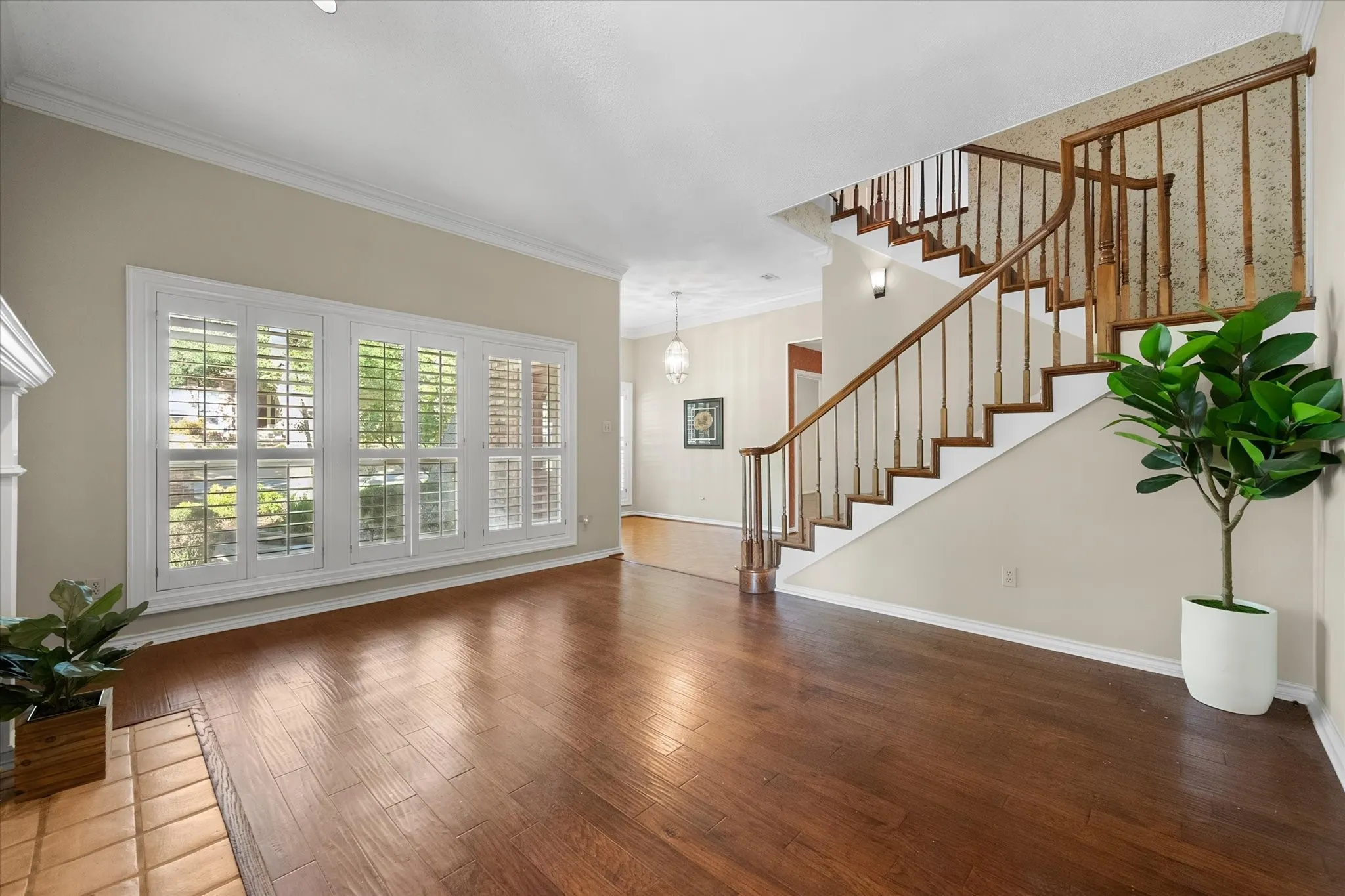 Single Family Residence For Sale in Tarrant County , 2109 Van Hook Court, Arlington, Texas 76013, 4 Bedroom, 4 Bathroom, 2 Garage spaces, 2,828 Sqft, built in 1981, mls#21382762, Real Estate Agent in Arlington, Homes For Sale in Tarrant county, Homes For Sale in Arlington, Realtor in Arlington Texas, Real Estate Brokerage Independent Realty Texas, Luminita Cordes Realtor