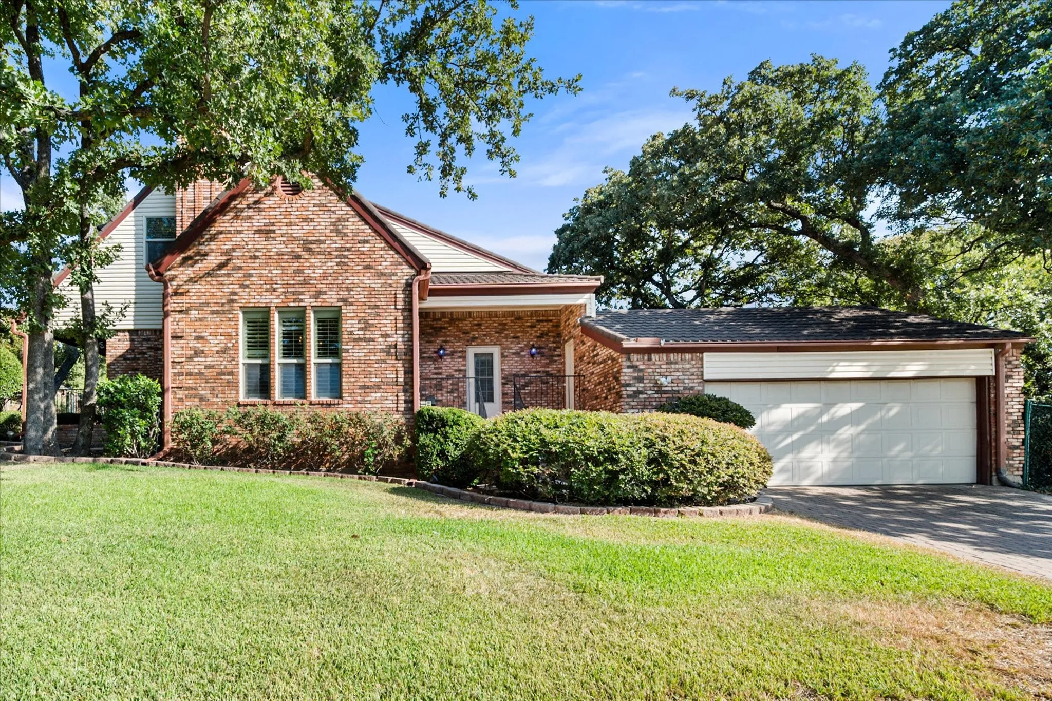 Single Family Residence For Sale in Tarrant County , 2109 Van Hook Court, Arlington, Texas 76013, 4 Bedroom, 4 Bathroom, 2 Garage spaces, 2,828 Sqft, built in 1981, mls#21382762, Real Estate Agent in Arlington, Homes For Sale in Tarrant county, Homes For Sale in Arlington, Realtor in Arlington Texas, Real Estate Brokerage Independent Realty Texas, Luminita Cordes Realtor