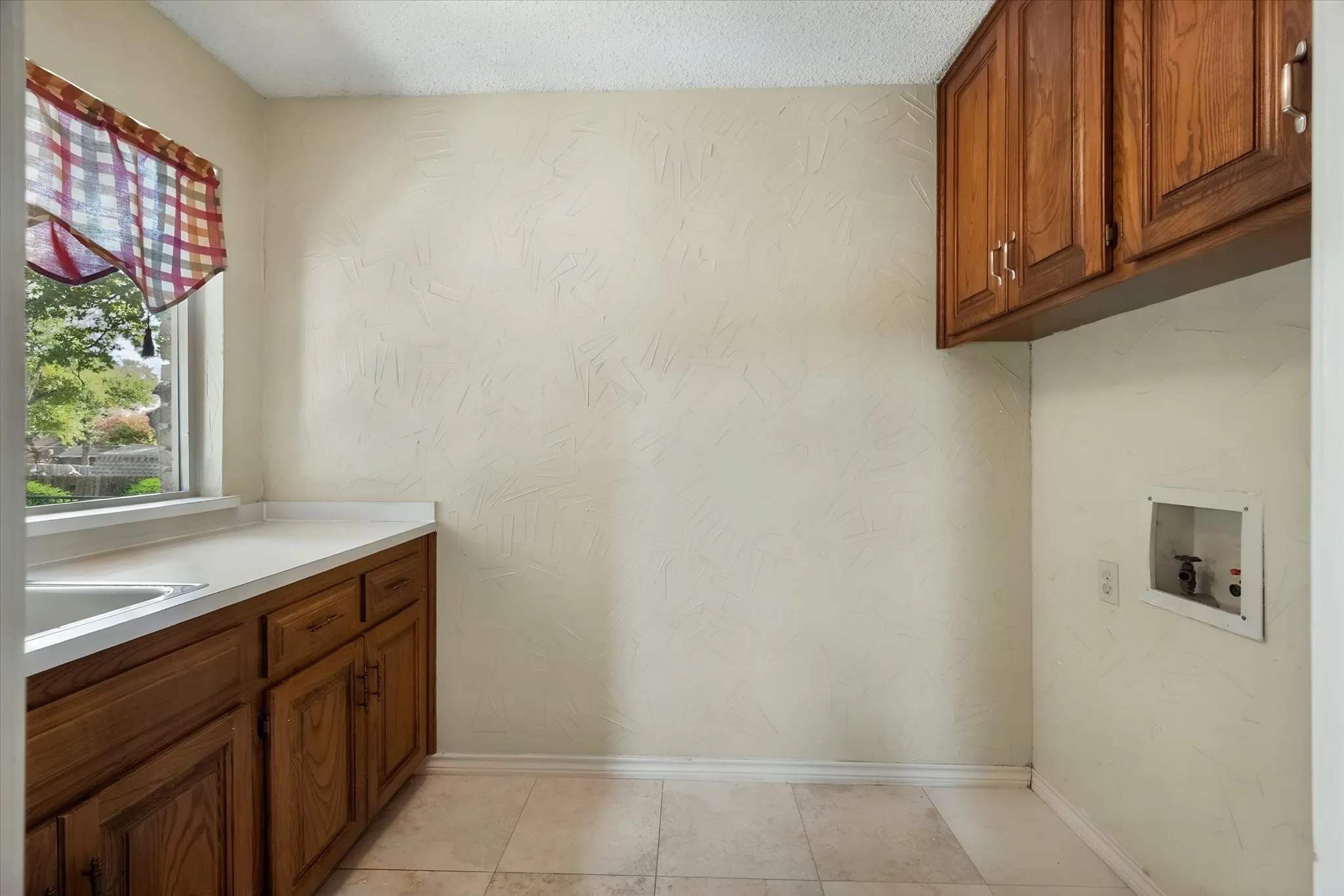 Single Family Residence For Sale in Tarrant County , 2109 Van Hook Court, Arlington, Texas 76013, 4 Bedroom, 4 Bathroom, 2 Garage spaces, 2,828 Sqft, built in 1981, mls#21382762, Real Estate Agent in Arlington, Homes For Sale in Tarrant county, Homes For Sale in Arlington, Realtor in Arlington Texas, Real Estate Brokerage Independent Realty Texas, Luminita Cordes Realtor