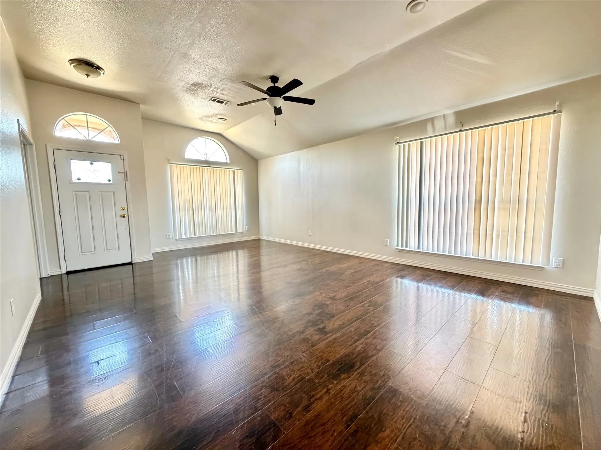 Single Family Residence For Rent in Dallas County , 5408 Dove Drive, Dallas, Texas 75236, 4 Bedroom, 3 Bathroom, 2 Garage spaces, 2,389 Sqft, built in 2001, mls#21393292, Real Estate Agent in Dallas, Homes For Rent in Dallas county, Homes For Rent in Dallas, Realtor in Dallas Texas, Real Estate Brokerage Independent Realty Texas, Luminita Cordes Realtor