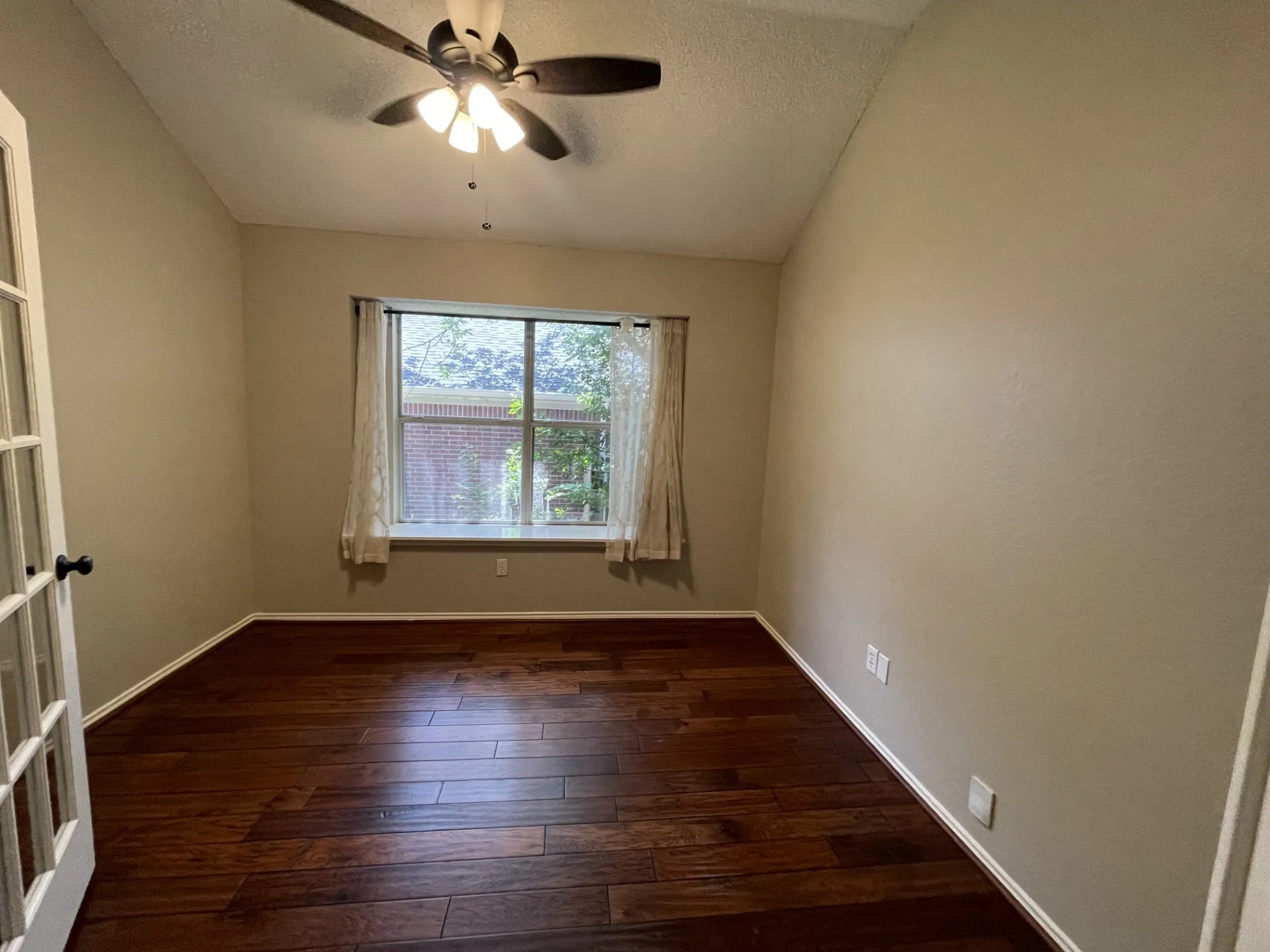 Spare room with a ceiling fan, dark wood-type flooring, a textured ceiling, and lofted​​‌​​​​‌​​‌‌​‌‌​​​‌‌​‌​‌​‌​​​‌​​ ceiling
