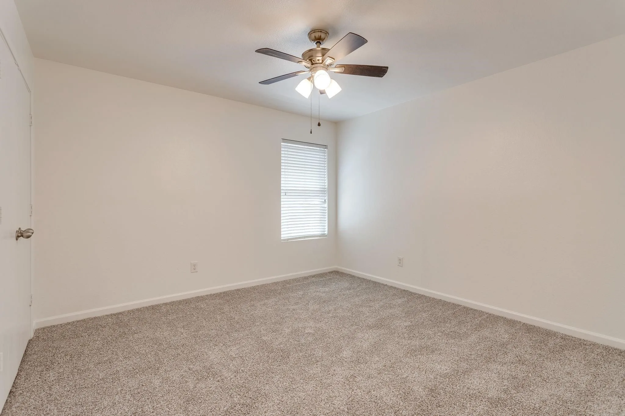 Single Family Residence For Rent in Denton County , 1616 Diamond Lake Trail, Fort Worth, Texas 76247, 4 Bedroom, 2 Bathroom, 2 Garage spaces, 2,093 Sqft, built in 2006, mls#21393307, Real Estate Agent in Fort Worth, Homes For Rent in Denton county, Homes For Rent in Fort Worth, Realtor in Fort Worth Texas, Real Estate Brokerage Independent Realty Texas, Luminita Cordes Realtor