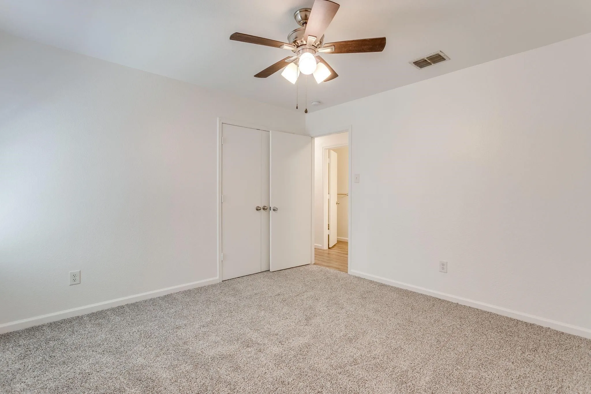 Single Family Residence For Rent in Denton County , 1616 Diamond Lake Trail, Fort Worth, Texas 76247, 4 Bedroom, 2 Bathroom, 2 Garage spaces, 2,093 Sqft, built in 2006, mls#21393307, Real Estate Agent in Fort Worth, Homes For Rent in Denton county, Homes For Rent in Fort Worth, Realtor in Fort Worth Texas, Real Estate Brokerage Independent Realty Texas, Luminita Cordes Realtor