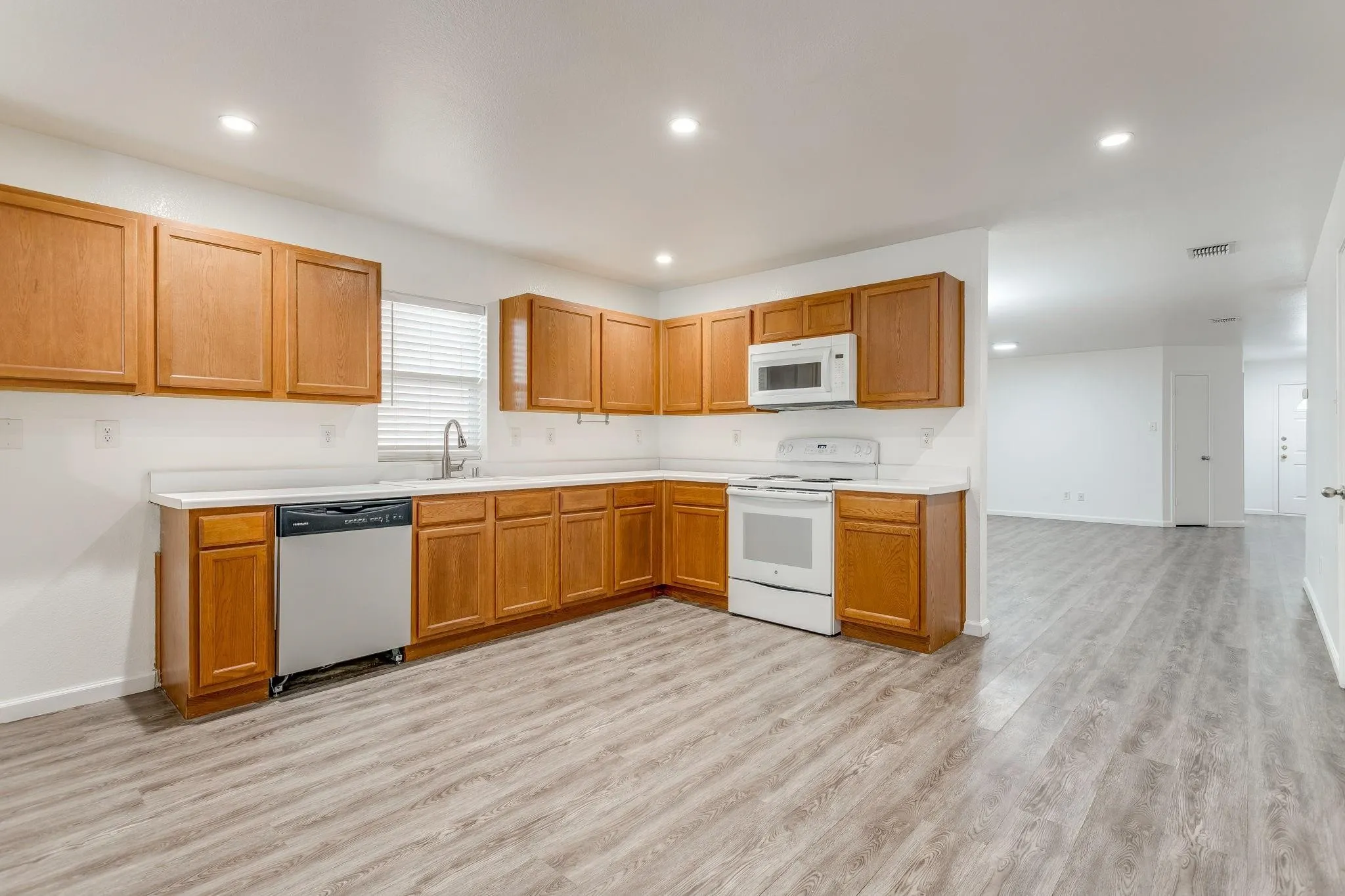 Single Family Residence For Rent in Denton County , 1616 Diamond Lake Trail, Fort Worth, Texas 76247, 4 Bedroom, 2 Bathroom, 2 Garage spaces, 2,093 Sqft, built in 2006, mls#21393307, Real Estate Agent in Fort Worth, Homes For Rent in Denton county, Homes For Rent in Fort Worth, Realtor in Fort Worth Texas, Real Estate Brokerage Independent Realty Texas, Luminita Cordes Realtor