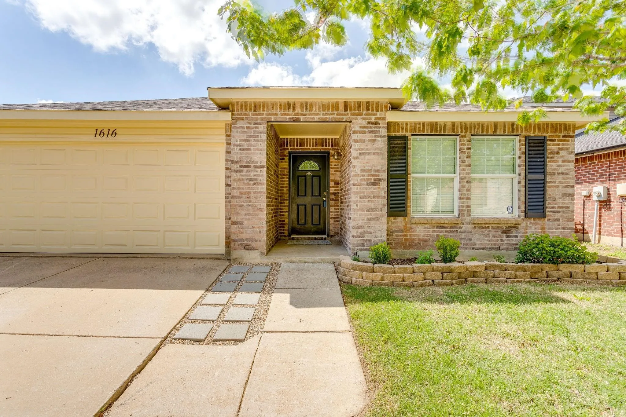 Single Family Residence For Rent in Denton County , 1616 Diamond Lake Trail, Fort Worth, Texas 76247, 4 Bedroom, 2 Bathroom, 2 Garage spaces, 2,093 Sqft, built in 2006, mls#21393307, Real Estate Agent in Fort Worth, Homes For Rent in Denton county, Homes For Rent in Fort Worth, Realtor in Fort Worth Texas, Real Estate Brokerage Independent Realty Texas, Luminita Cordes Realtor