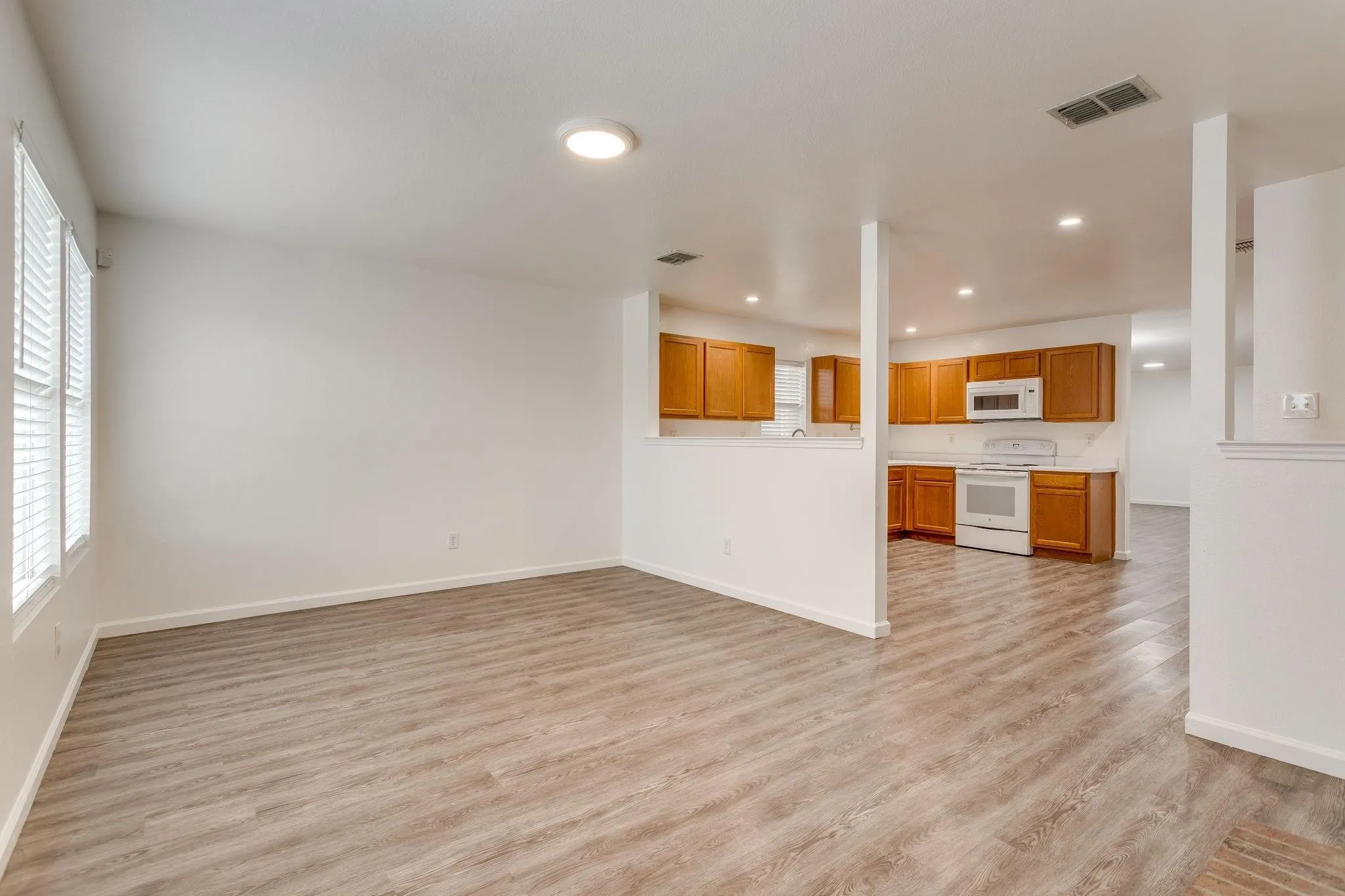 Single Family Residence For Rent in Denton County , 1616 Diamond Lake Trail, Fort Worth, Texas 76247, 4 Bedroom, 2 Bathroom, 2 Garage spaces, 2,093 Sqft, built in 2006, mls#21393307, Real Estate Agent in Fort Worth, Homes For Rent in Denton county, Homes For Rent in Fort Worth, Realtor in Fort Worth Texas, Real Estate Brokerage Independent Realty Texas, Luminita Cordes Realtor