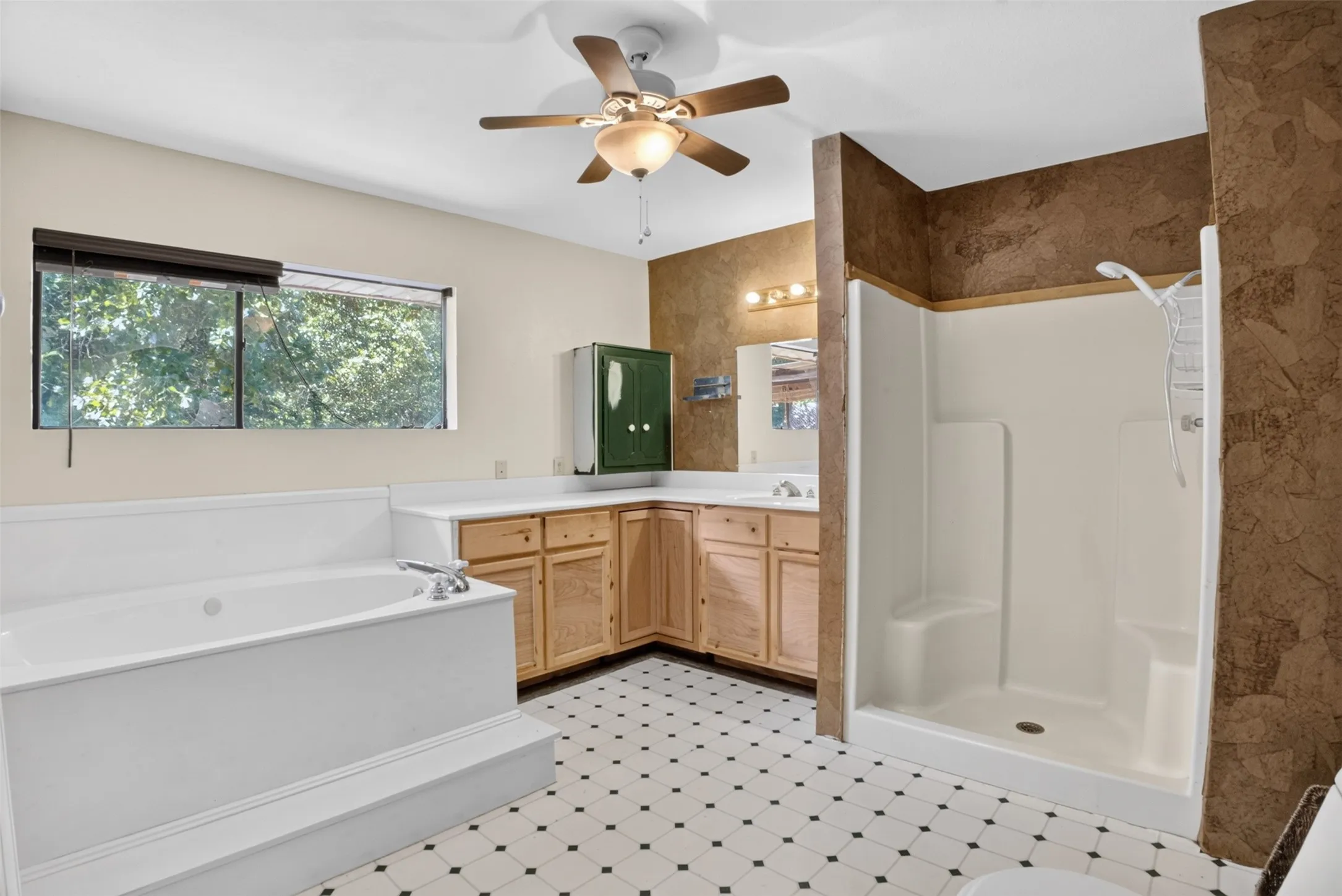 Single Family Residence For Sale in Upshur County , 3645 Silk Tree Road, Gilmer, Texas 75645, 4 Bedroom, 3 Bathroom, Garage spaces, 3,008 Sqft, built in 1995, mls#21389322, Real Estate Agent in Gilmer, Homes For Sale in Upshur county, Homes For Sale in Gilmer, Realtor in Gilmer Texas, Real Estate Brokerage Independent Realty Texas, Luminita Cordes Realtor