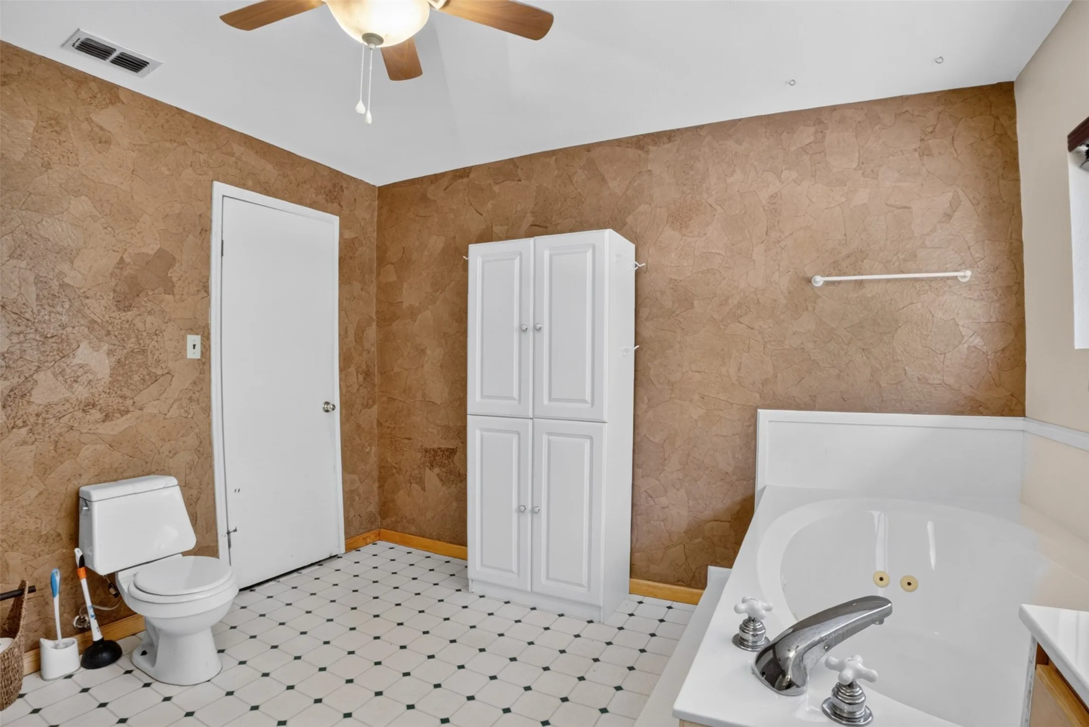 Single Family Residence For Sale in Upshur County , 3645 Silk Tree Road, Gilmer, Texas 75645, 4 Bedroom, 3 Bathroom, Garage spaces, 3,008 Sqft, built in 1995, mls#21389322, Real Estate Agent in Gilmer, Homes For Sale in Upshur county, Homes For Sale in Gilmer, Realtor in Gilmer Texas, Real Estate Brokerage Independent Realty Texas, Luminita Cordes Realtor