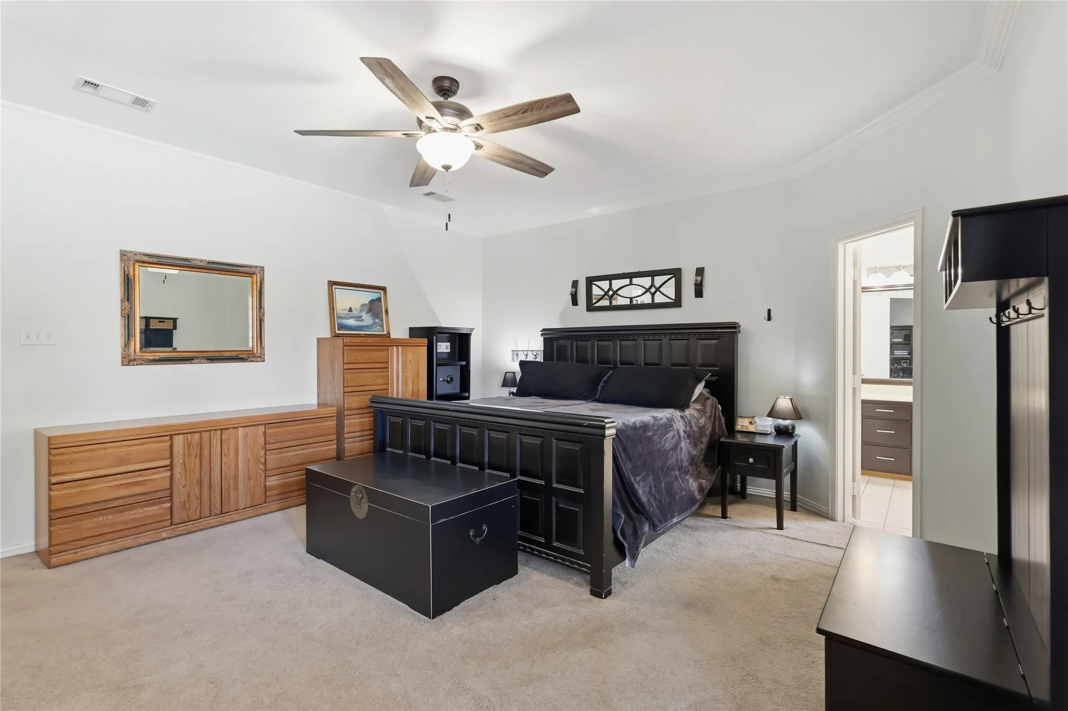 Recessed ceiling fan with integrated lighting, crown molding, and carpet flooring