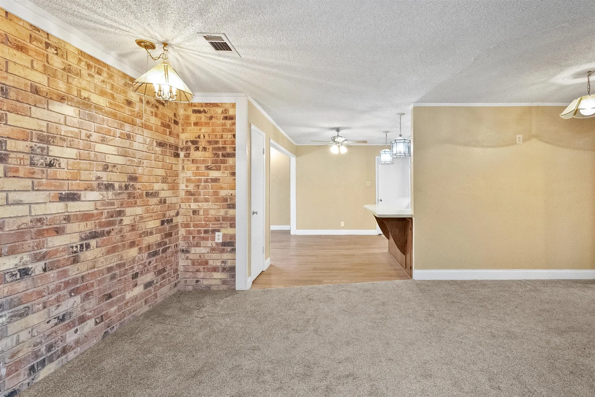 Single Family Residence For Sale in Dallas County , 1924 Canterbury Street, Irving, Texas 75062, 3 Bedroom, 3 Bathroom, 2 Garage spaces, 2,163 Sqft, built in 1959, mls#21390568, Real Estate Agent in Irving, Homes For Sale in Dallas county, Homes For Sale in Irving, Realtor in Irving Texas, Real Estate Brokerage Independent Realty Texas, Luminita Cordes Realtor