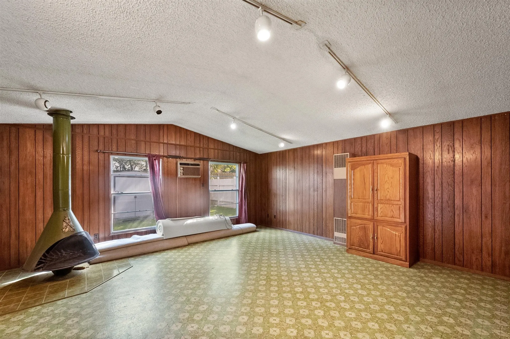 Single Family Residence For Sale in Dallas County , 1924 Canterbury Street, Irving, Texas 75062, 3 Bedroom, 3 Bathroom, 2 Garage spaces, 2,163 Sqft, built in 1959, mls#21390568, Real Estate Agent in Irving, Homes For Sale in Dallas county, Homes For Sale in Irving, Realtor in Irving Texas, Real Estate Brokerage Independent Realty Texas, Luminita Cordes Realtor