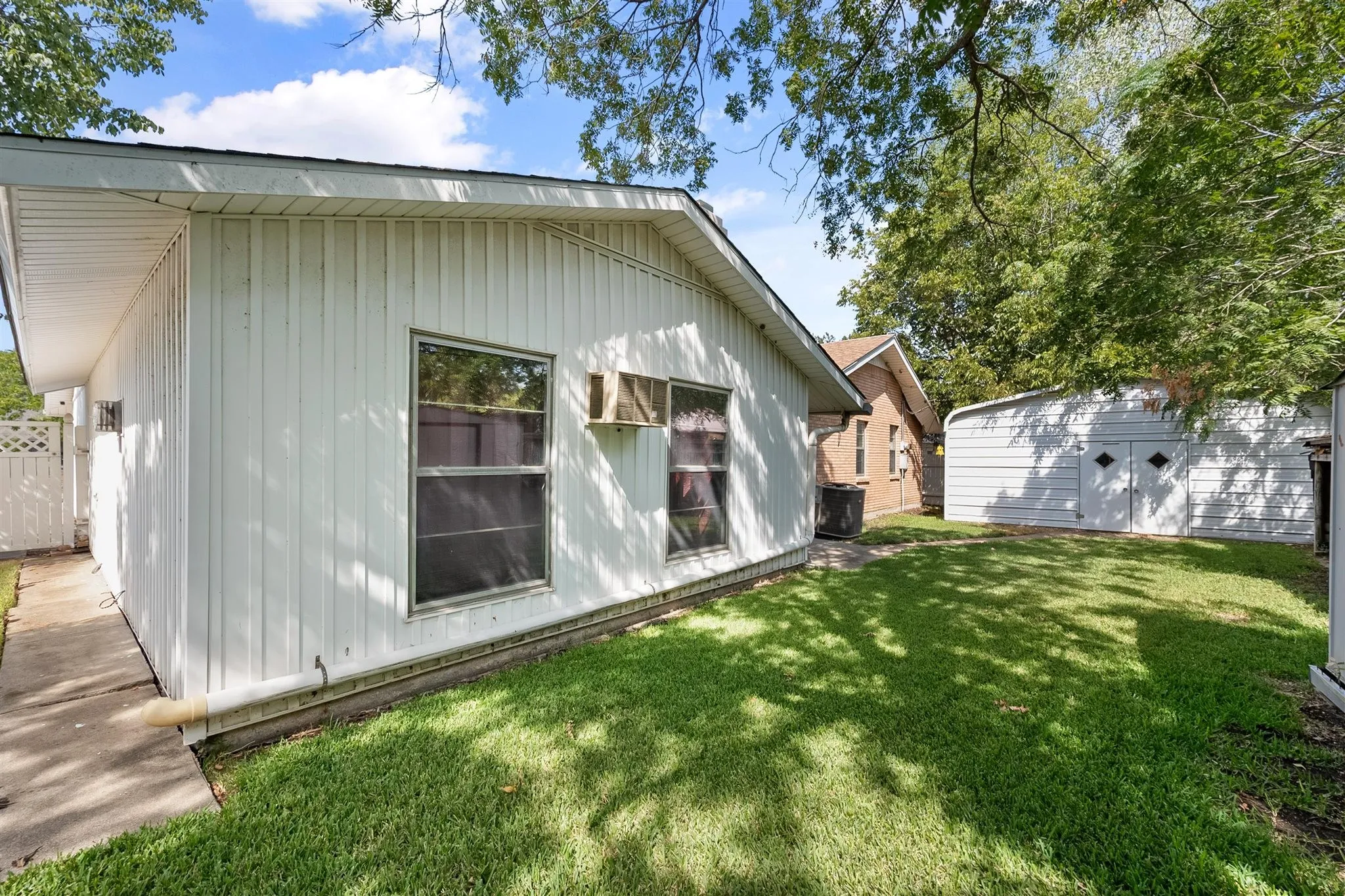 Single Family Residence For Sale in Dallas County , 1924 Canterbury Street, Irving, Texas 75062, 3 Bedroom, 3 Bathroom, 2 Garage spaces, 2,163 Sqft, built in 1959, mls#21390568, Real Estate Agent in Irving, Homes For Sale in Dallas county, Homes For Sale in Irving, Realtor in Irving Texas, Real Estate Brokerage Independent Realty Texas, Luminita Cordes Realtor