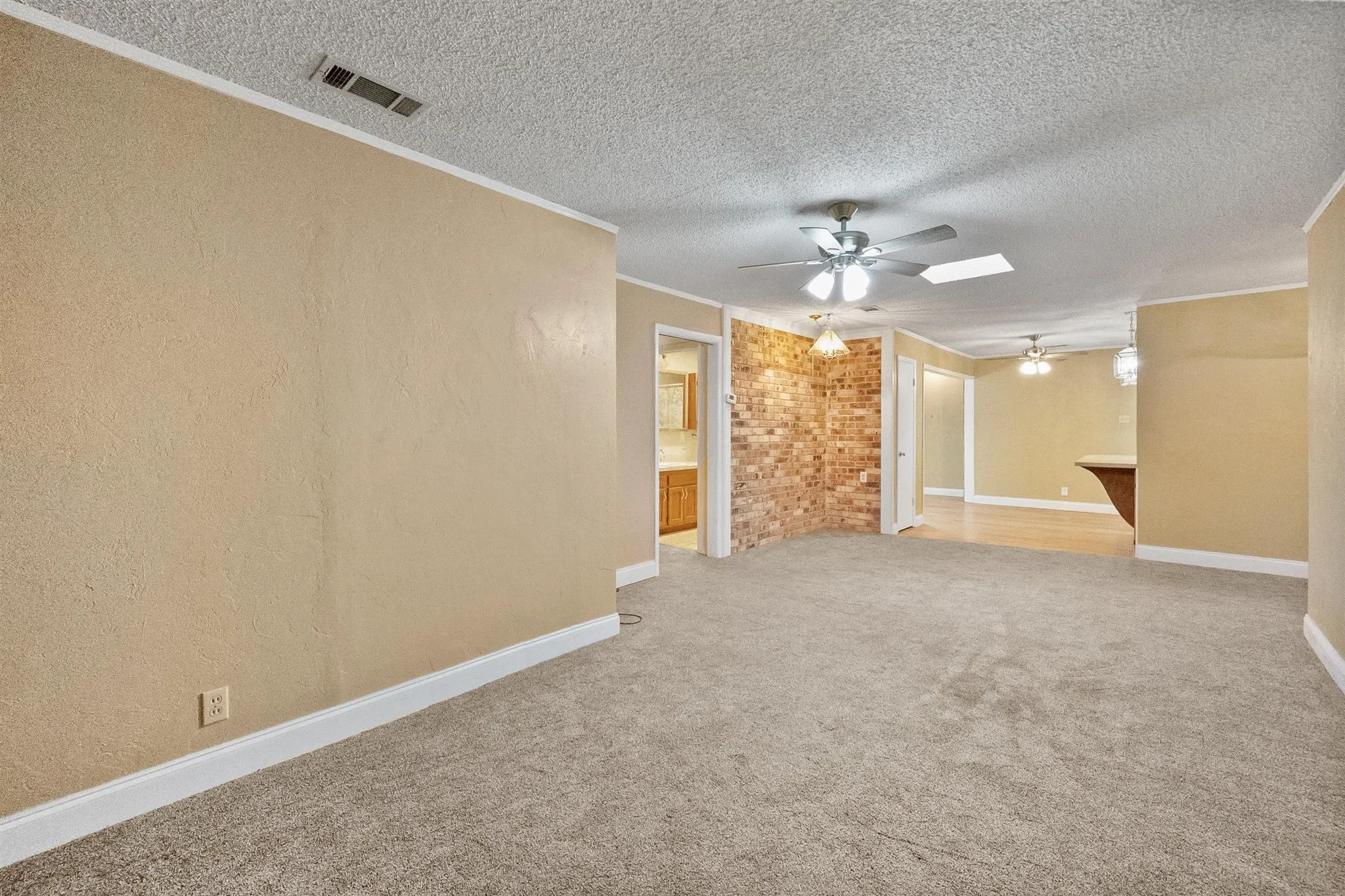 Single Family Residence For Sale in Dallas County , 1924 Canterbury Street, Irving, Texas 75062, 3 Bedroom, 3 Bathroom, 2 Garage spaces, 2,163 Sqft, built in 1959, mls#21390568, Real Estate Agent in Irving, Homes For Sale in Dallas county, Homes For Sale in Irving, Realtor in Irving Texas, Real Estate Brokerage Independent Realty Texas, Luminita Cordes Realtor