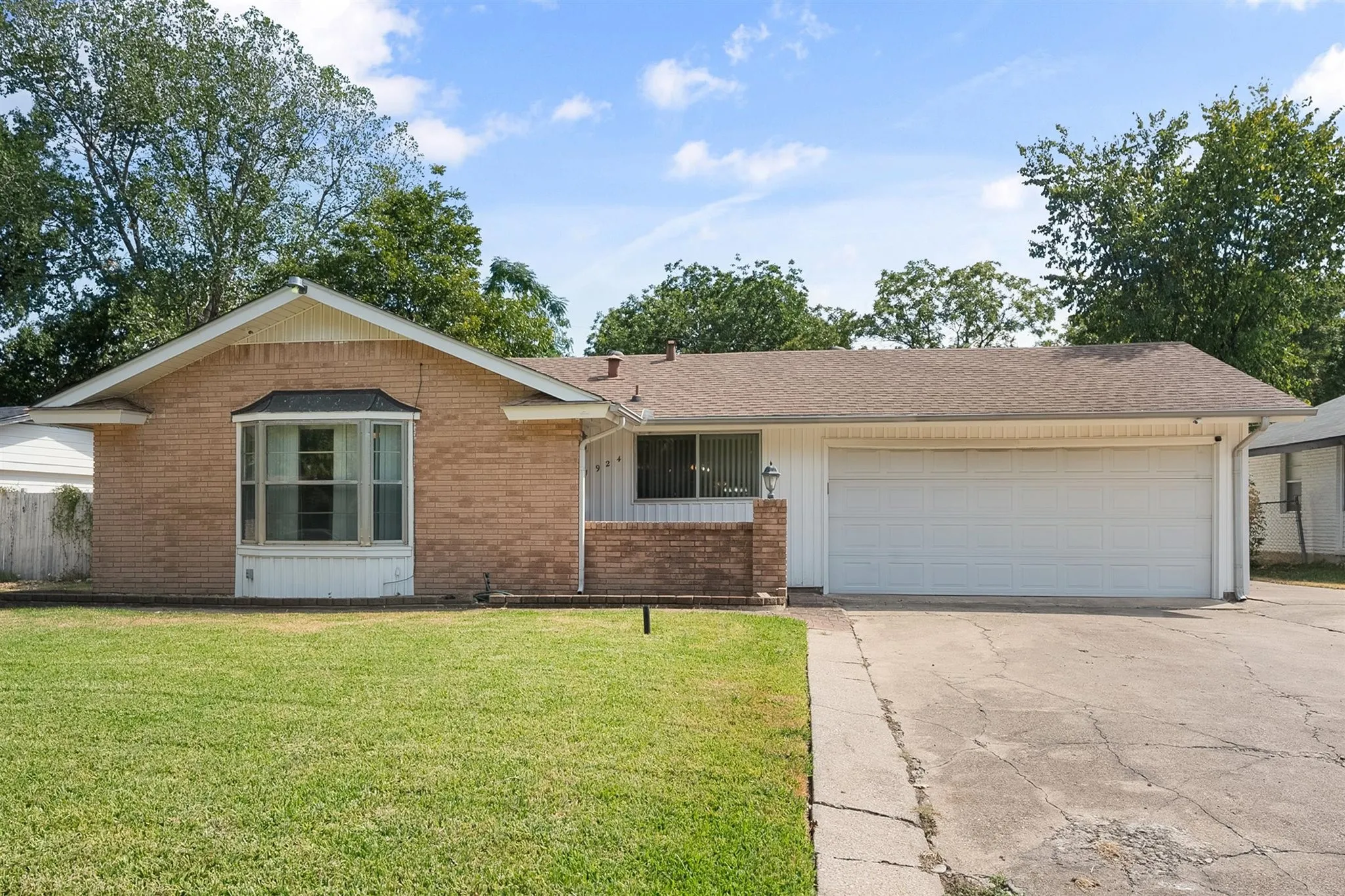 Single Family Residence For Sale in Dallas County , 1924 Canterbury Street, Irving, Texas 75062, 3 Bedroom, 3 Bathroom, 2 Garage spaces, 2,163 Sqft, built in 1959, mls#21390568, Real Estate Agent in Irving, Homes For Sale in Dallas county, Homes For Sale in Irving, Realtor in Irving Texas, Real Estate Brokerage Independent Realty Texas, Luminita Cordes Realtor