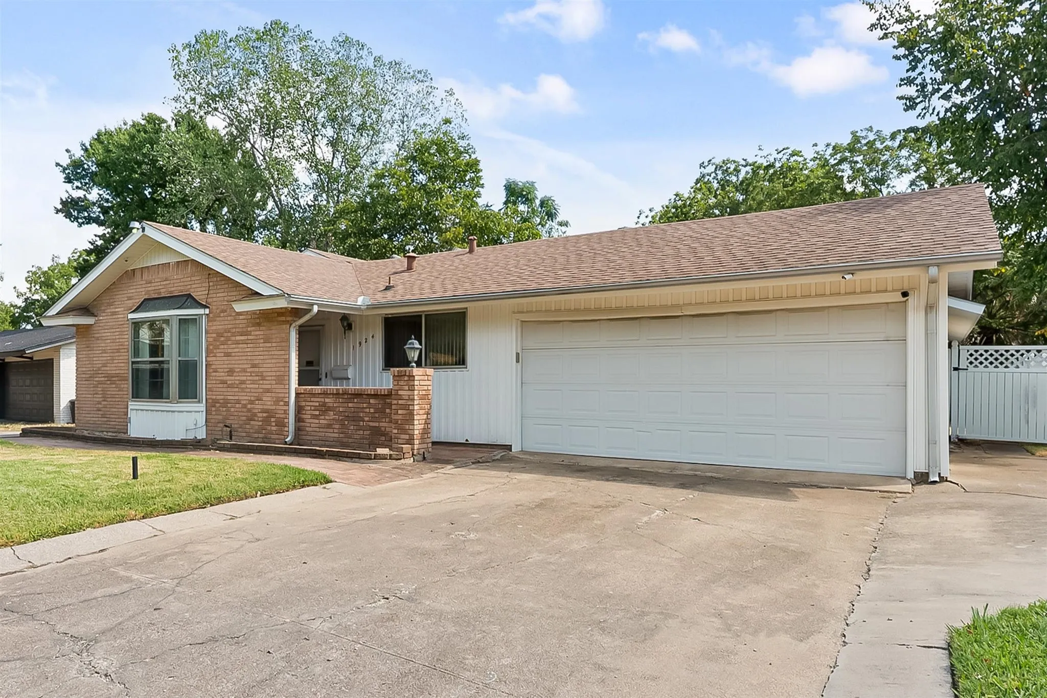 Single Family Residence For Sale in Dallas County , 1924 Canterbury Street, Irving, Texas 75062, 3 Bedroom, 3 Bathroom, 2 Garage spaces, 2,163 Sqft, built in 1959, mls#21390568, Real Estate Agent in Irving, Homes For Sale in Dallas county, Homes For Sale in Irving, Realtor in Irving Texas, Real Estate Brokerage Independent Realty Texas, Luminita Cordes Realtor