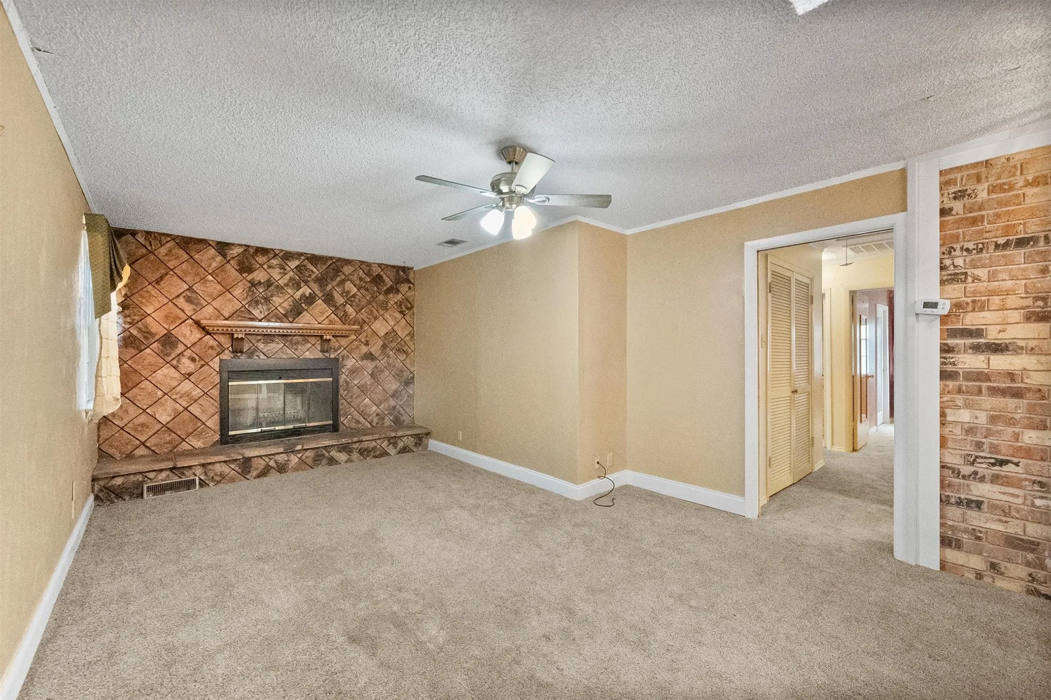 Single Family Residence For Sale in Dallas County , 1924 Canterbury Street, Irving, Texas 75062, 3 Bedroom, 3 Bathroom, 2 Garage spaces, 2,163 Sqft, built in 1959, mls#21390568, Real Estate Agent in Irving, Homes For Sale in Dallas county, Homes For Sale in Irving, Realtor in Irving Texas, Real Estate Brokerage Independent Realty Texas, Luminita Cordes Realtor