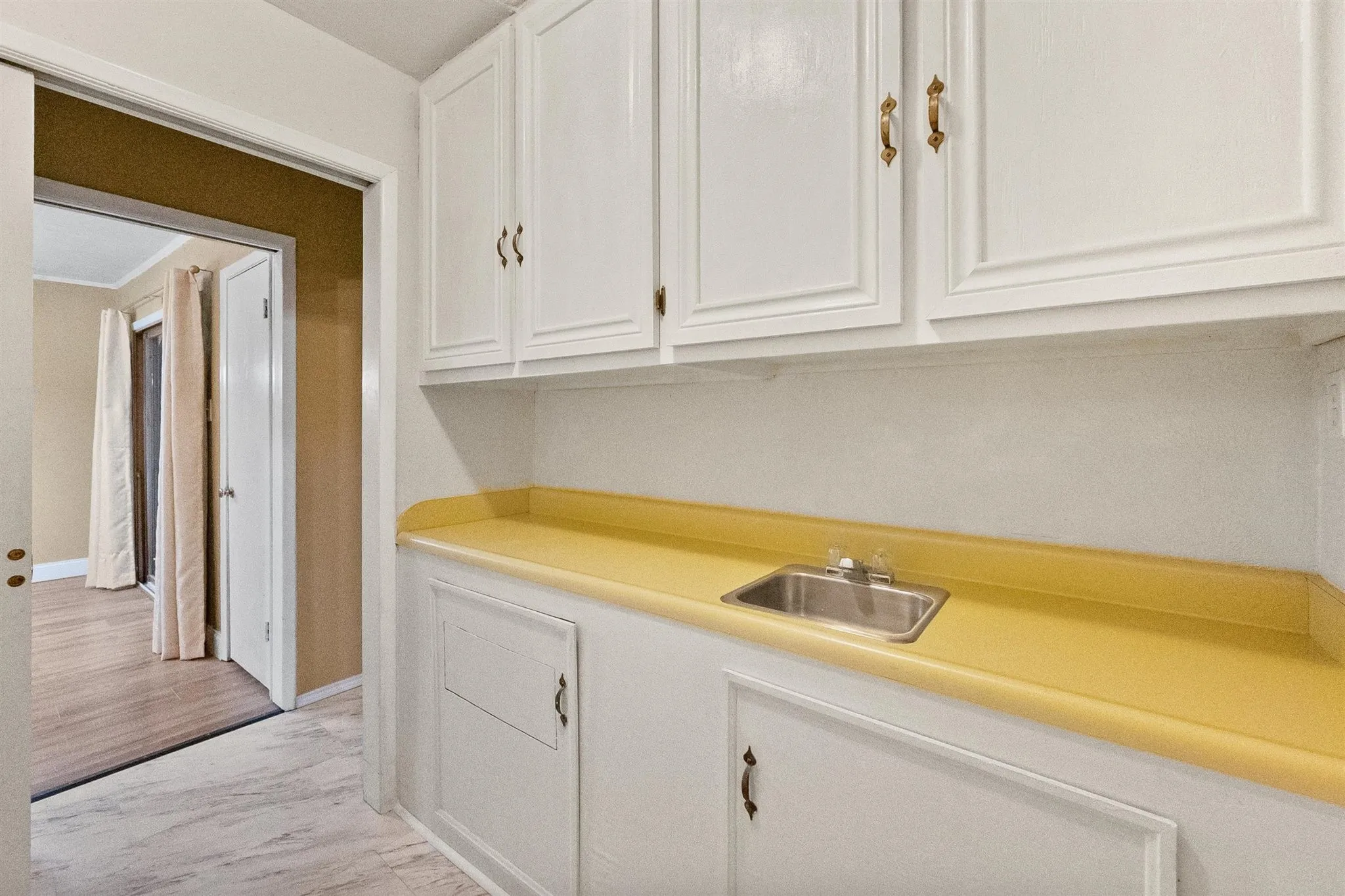 Single Family Residence For Sale in Dallas County , 1924 Canterbury Street, Irving, Texas 75062, 3 Bedroom, 3 Bathroom, 2 Garage spaces, 2,163 Sqft, built in 1959, mls#21390568, Real Estate Agent in Irving, Homes For Sale in Dallas county, Homes For Sale in Irving, Realtor in Irving Texas, Real Estate Brokerage Independent Realty Texas, Luminita Cordes Realtor