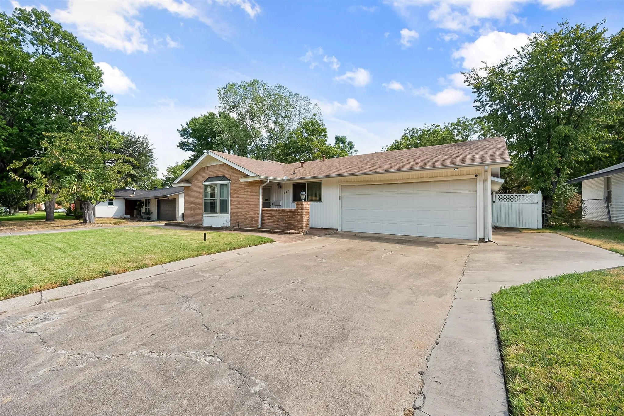 Single Family Residence For Sale in Dallas County , 1924 Canterbury Street, Irving, Texas 75062, 3 Bedroom, 3 Bathroom, 2 Garage spaces, 2,163 Sqft, built in 1959, mls#21390568, Real Estate Agent in Irving, Homes For Sale in Dallas county, Homes For Sale in Irving, Realtor in Irving Texas, Real Estate Brokerage Independent Realty Texas, Luminita Cordes Realtor