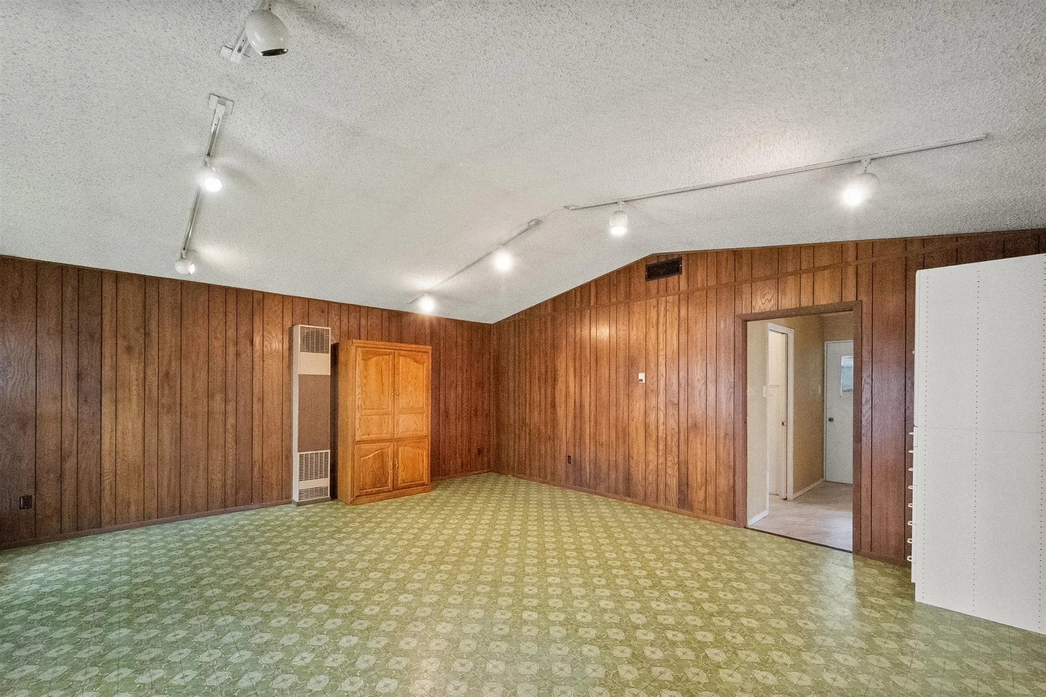 Single Family Residence For Sale in Dallas County , 1924 Canterbury Street, Irving, Texas 75062, 3 Bedroom, 3 Bathroom, 2 Garage spaces, 2,163 Sqft, built in 1959, mls#21390568, Real Estate Agent in Irving, Homes For Sale in Dallas county, Homes For Sale in Irving, Realtor in Irving Texas, Real Estate Brokerage Independent Realty Texas, Luminita Cordes Realtor