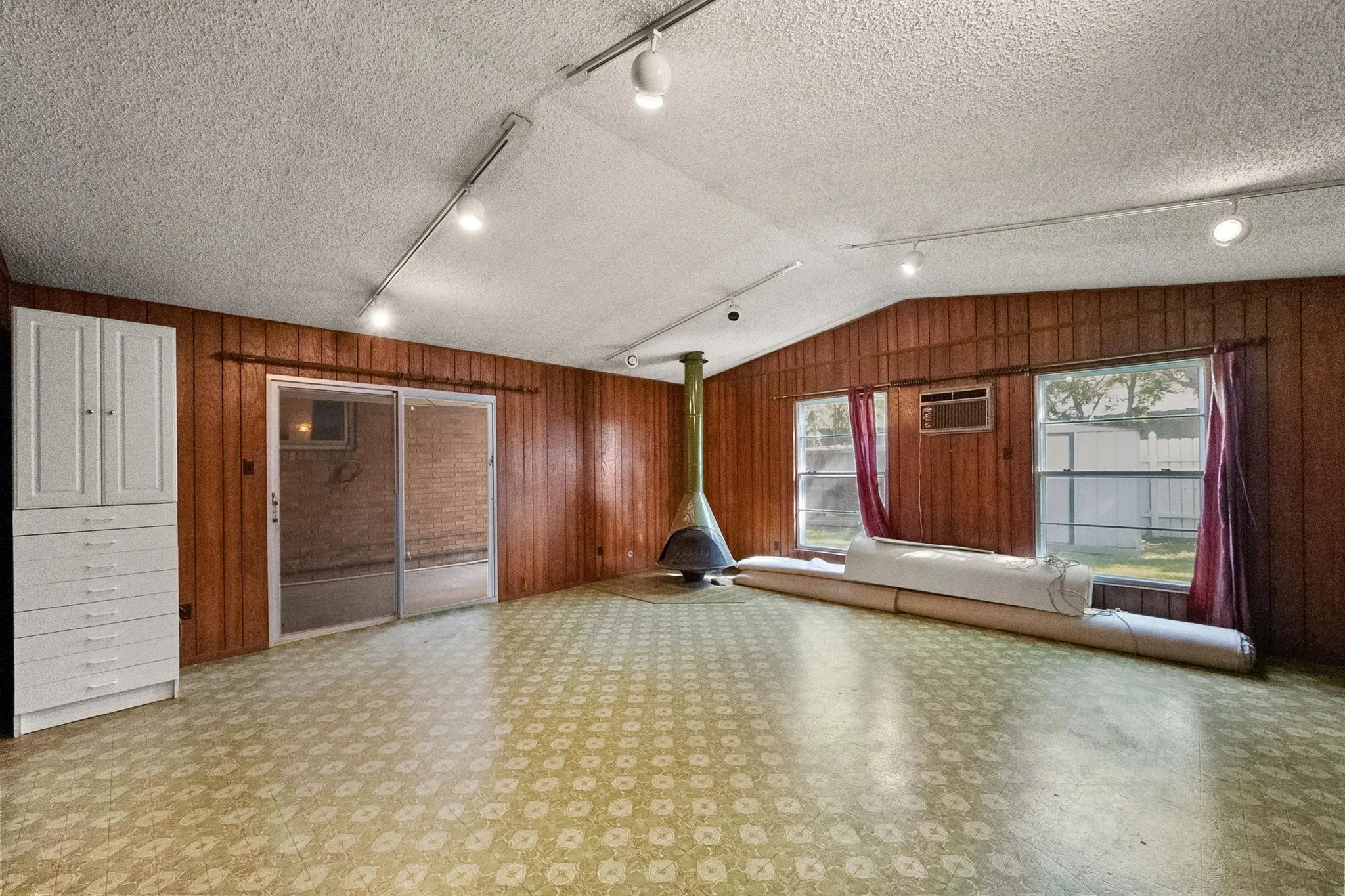Single Family Residence For Sale in Dallas County , 1924 Canterbury Street, Irving, Texas 75062, 3 Bedroom, 3 Bathroom, 2 Garage spaces, 2,163 Sqft, built in 1959, mls#21390568, Real Estate Agent in Irving, Homes For Sale in Dallas county, Homes For Sale in Irving, Realtor in Irving Texas, Real Estate Brokerage Independent Realty Texas, Luminita Cordes Realtor