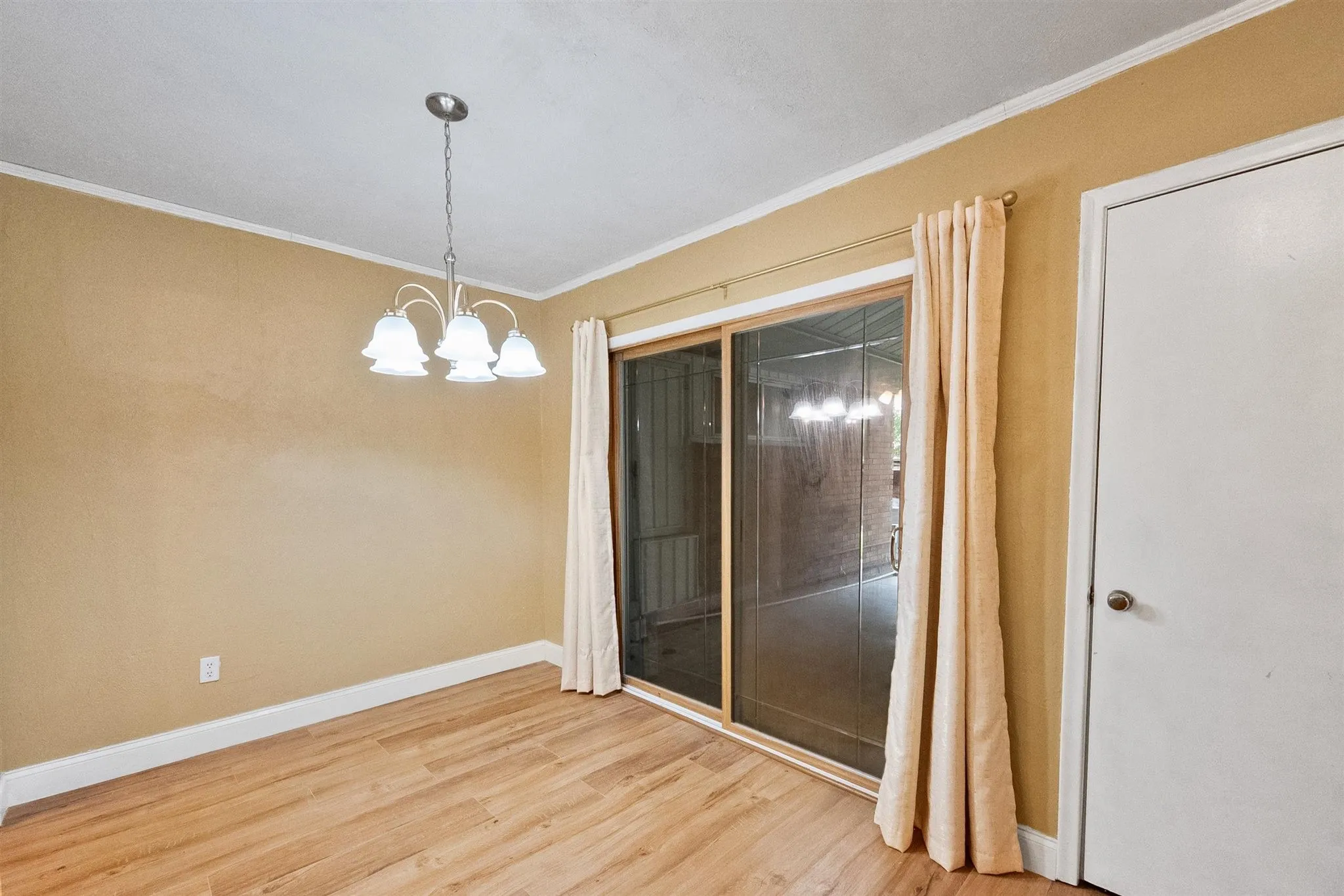 Single Family Residence For Sale in Dallas County , 1924 Canterbury Street, Irving, Texas 75062, 3 Bedroom, 3 Bathroom, 2 Garage spaces, 2,163 Sqft, built in 1959, mls#21390568, Real Estate Agent in Irving, Homes For Sale in Dallas county, Homes For Sale in Irving, Realtor in Irving Texas, Real Estate Brokerage Independent Realty Texas, Luminita Cordes Realtor