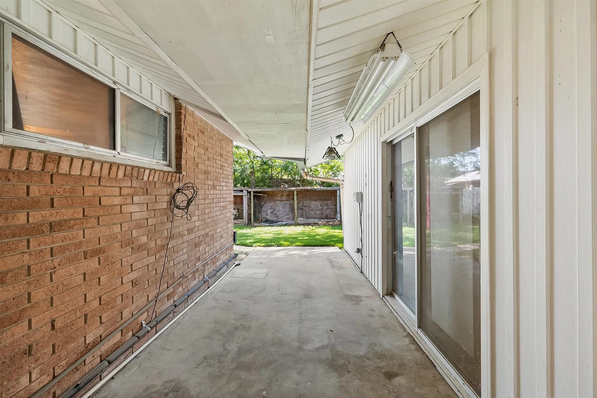 Single Family Residence For Sale in Dallas County , 1924 Canterbury Street, Irving, Texas 75062, 3 Bedroom, 3 Bathroom, 2 Garage spaces, 2,163 Sqft, built in 1959, mls#21390568, Real Estate Agent in Irving, Homes For Sale in Dallas county, Homes For Sale in Irving, Realtor in Irving Texas, Real Estate Brokerage Independent Realty Texas, Luminita Cordes Realtor