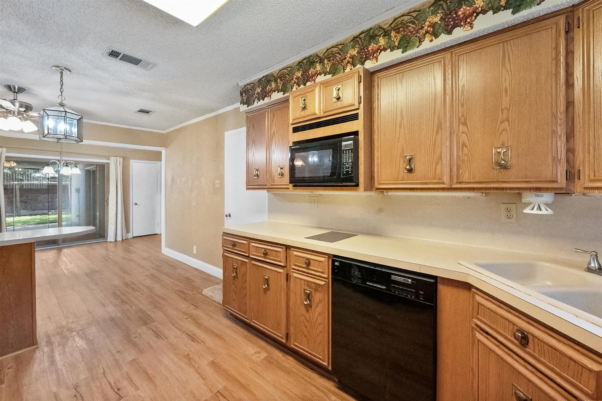 Single Family Residence For Sale in Dallas County , 1924 Canterbury Street, Irving, Texas 75062, 3 Bedroom, 3 Bathroom, 2 Garage spaces, 2,163 Sqft, built in 1959, mls#21390568, Real Estate Agent in Irving, Homes For Sale in Dallas county, Homes For Sale in Irving, Realtor in Irving Texas, Real Estate Brokerage Independent Realty Texas, Luminita Cordes Realtor