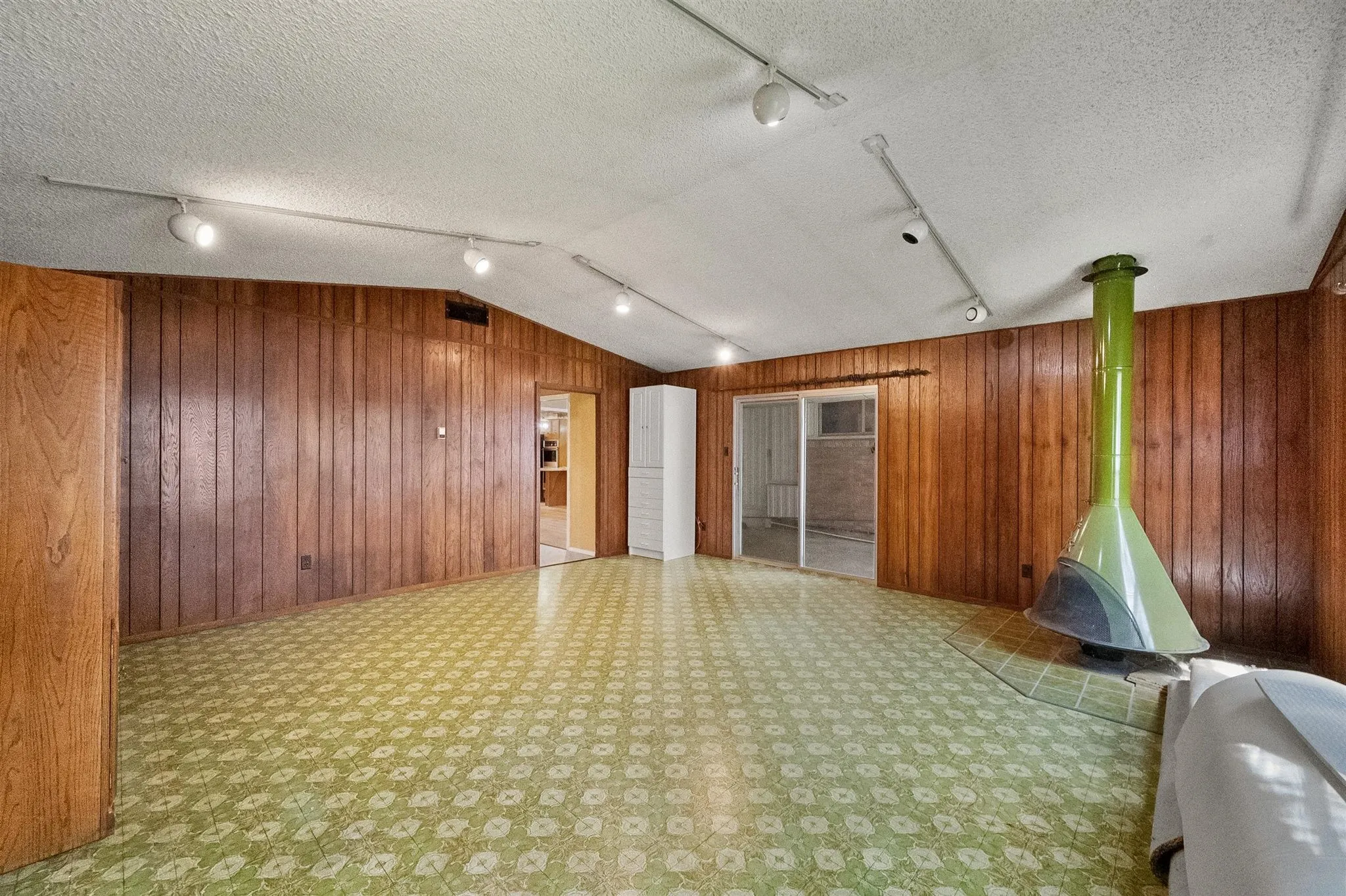 Single Family Residence For Sale in Dallas County , 1924 Canterbury Street, Irving, Texas 75062, 3 Bedroom, 3 Bathroom, 2 Garage spaces, 2,163 Sqft, built in 1959, mls#21390568, Real Estate Agent in Irving, Homes For Sale in Dallas county, Homes For Sale in Irving, Realtor in Irving Texas, Real Estate Brokerage Independent Realty Texas, Luminita Cordes Realtor