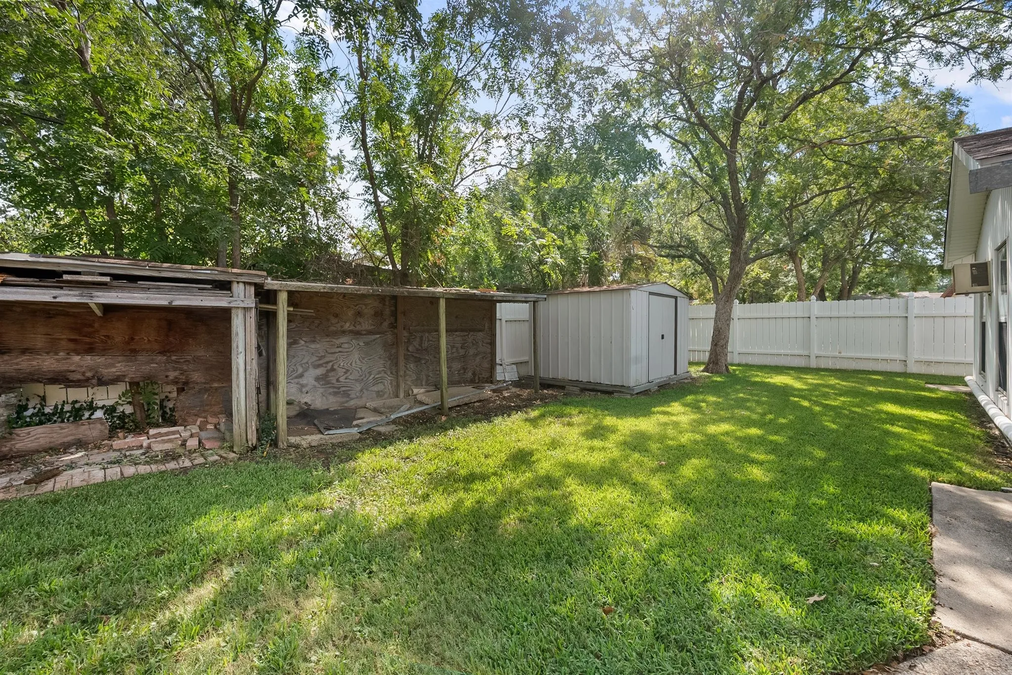 Single Family Residence For Sale in Dallas County , 1924 Canterbury Street, Irving, Texas 75062, 3 Bedroom, 3 Bathroom, 2 Garage spaces, 2,163 Sqft, built in 1959, mls#21390568, Real Estate Agent in Irving, Homes For Sale in Dallas county, Homes For Sale in Irving, Realtor in Irving Texas, Real Estate Brokerage Independent Realty Texas, Luminita Cordes Realtor