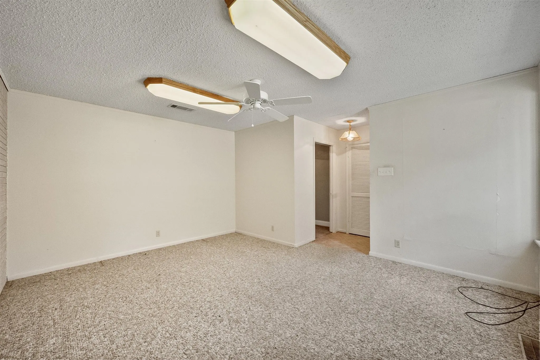 Single Family Residence For Sale in Dallas County , 1924 Canterbury Street, Irving, Texas 75062, 3 Bedroom, 3 Bathroom, 2 Garage spaces, 2,163 Sqft, built in 1959, mls#21390568, Real Estate Agent in Irving, Homes For Sale in Dallas county, Homes For Sale in Irving, Realtor in Irving Texas, Real Estate Brokerage Independent Realty Texas, Luminita Cordes Realtor