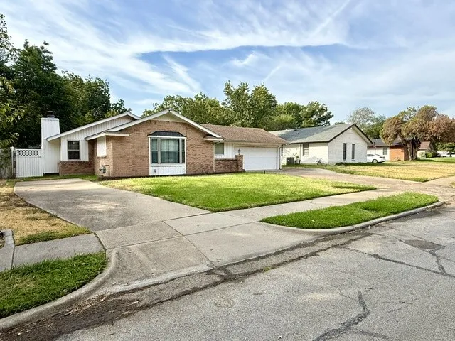 Single Family Residence For Sale in Dallas County , 1924 Canterbury Street, Irving, Texas 75062, 3 Bedroom, 3 Bathroom, 2 Garage spaces, 2,163 Sqft, built in 1959, mls#21390568, Real Estate Agent in Irving, Homes For Sale in Dallas county, Homes For Sale in Irving, Realtor in Irving Texas, Real Estate Brokerage Independent Realty Texas, Luminita Cordes Realtor