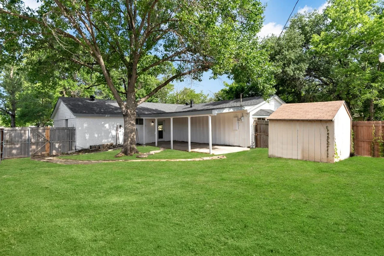 Single Family Residence For Sale in Dallas County , 2416 Glacier Street, Irving, Texas 75062, 4 Bedroom, 3 Bathroom, Garage spaces, 2,013 Sqft, built in 1965, mls#21393143, Real Estate Agent in Irving, Homes For Sale in Dallas county, Homes For Sale in Irving, Realtor in Irving Texas, Real Estate Brokerage Independent Realty Texas, Luminita Cordes Realtor