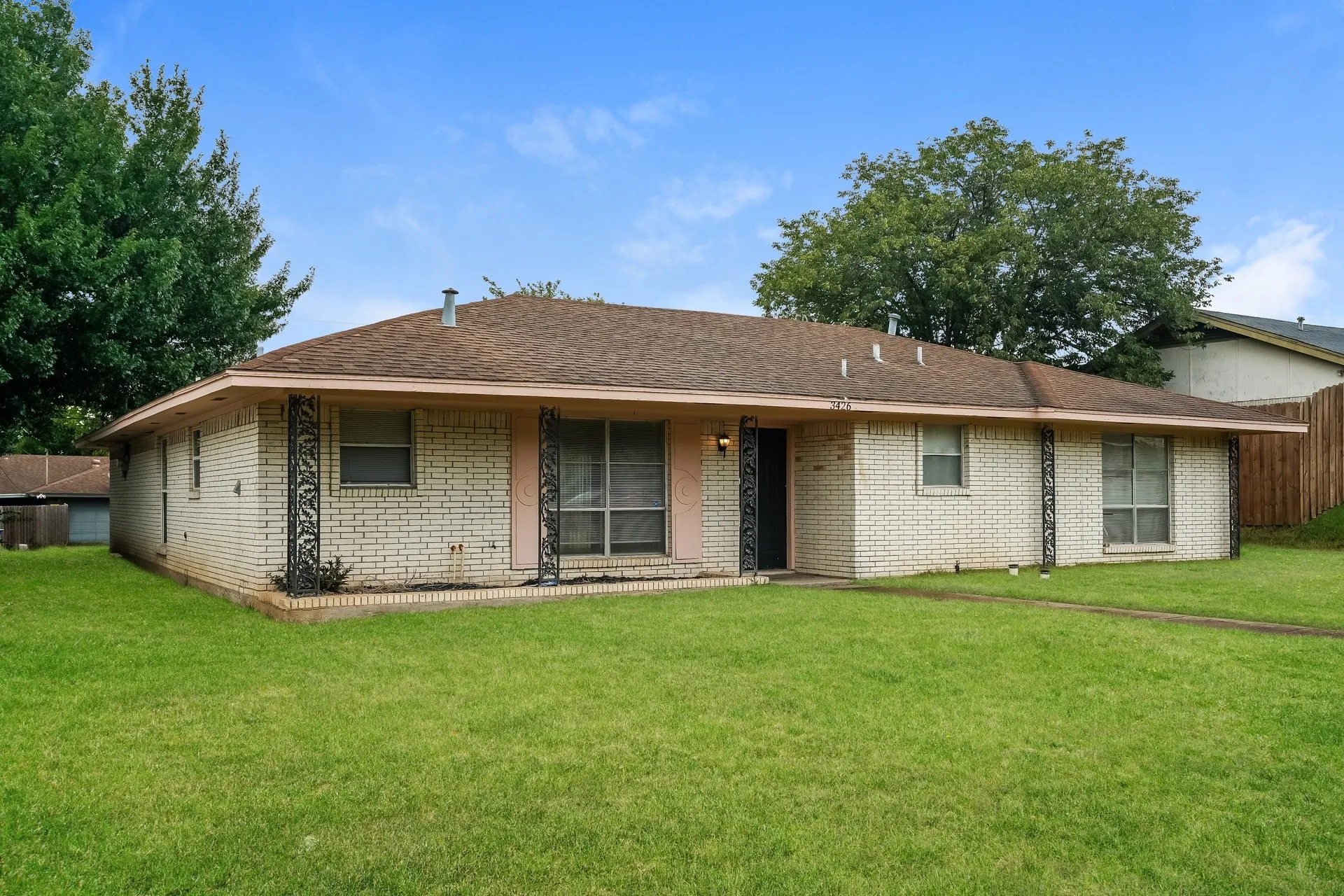 Single Family Residence For Rent in Dallas County , 3426 Hacienda Drive, Dallas, Texas 75233, 3 Bedroom, 2 Bathroom, 2 Garage spaces, 1,360 Sqft, built in 1967, mls#21393354, Real Estate Agent in Dallas, Homes For Rent in Dallas county, Homes For Rent in Dallas, Realtor in Dallas Texas, Real Estate Brokerage Independent Realty Texas, Luminita Cordes Realtor