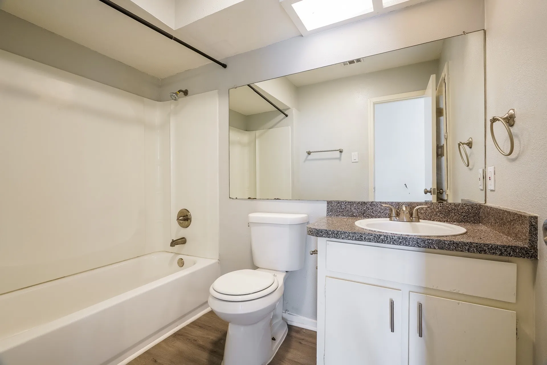 Single Family Residence For Rent in Dallas County , 3426 Hacienda Drive, Dallas, Texas 75233, 3 Bedroom, 2 Bathroom, 2 Garage spaces, 1,360 Sqft, built in 1967, mls#21393354, Real Estate Agent in Dallas, Homes For Rent in Dallas county, Homes For Rent in Dallas, Realtor in Dallas Texas, Real Estate Brokerage Independent Realty Texas, Luminita Cordes Realtor